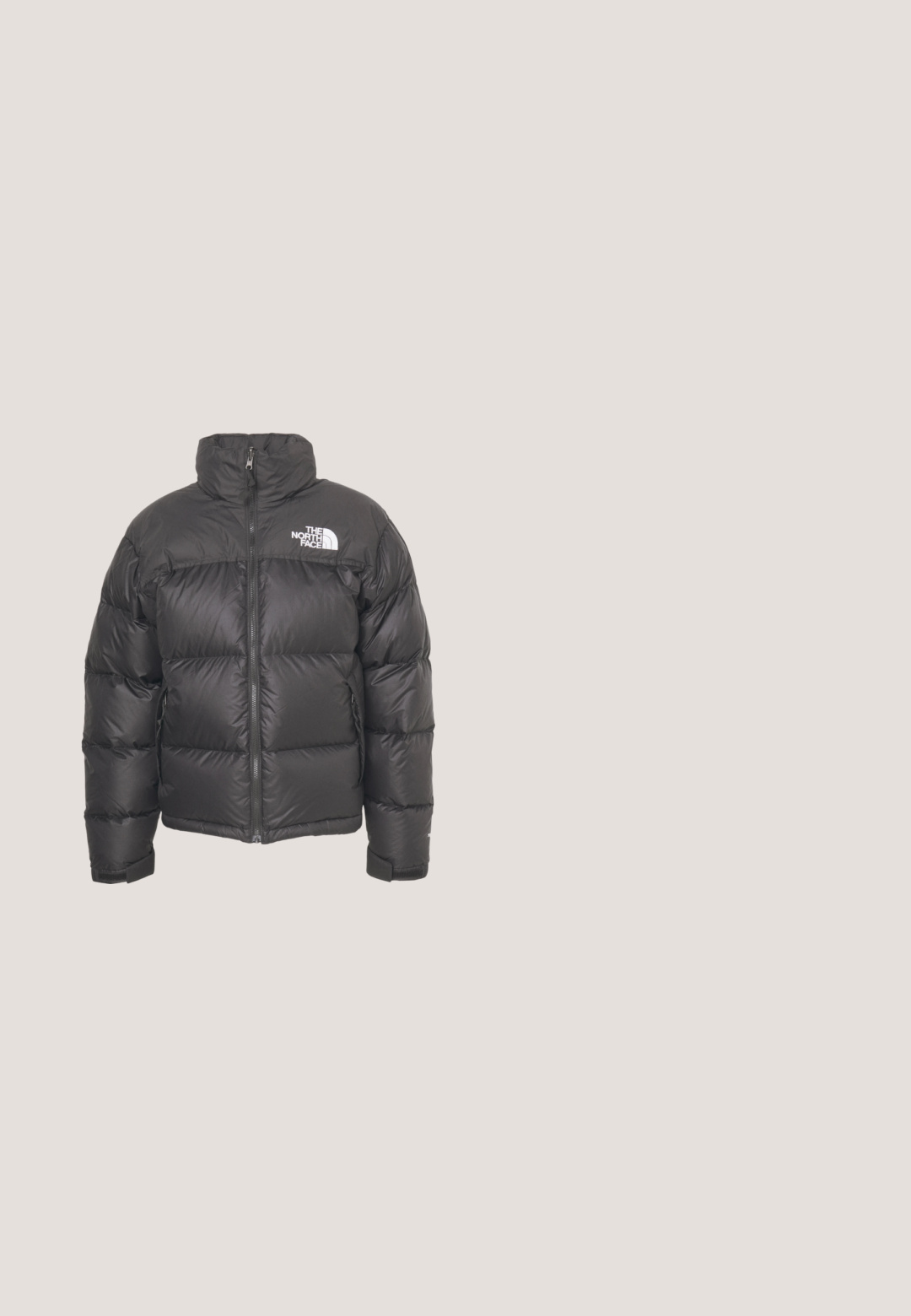 Sort puff jakke med høj hals, lynlås og logo. Har kviltede sektioner og elastiske manchetter for ekstra varme.; Sort pullover-hoodie lavet af en bomuldsblanding, med en forlommekangaroo, snørre i hætten og et lille hvidt logo på brystet.; Mørkegrå kortærmet t-shirt med rund hals og lille hvidt og grønt "The North Face 1966" logo på øverste venstre bryst.; Khaki udendørs bukser med sort justerbart bælte, to lynlåslommer på låret og knæsyninger, vist på en ensfarvet baggrund.; UGG ADIRONDACK - Vinterstøvler - black; Sort messenger-taske lavet af holdbart stof, med en glat overflade, klaplukning og en polstret front med formede accenter.