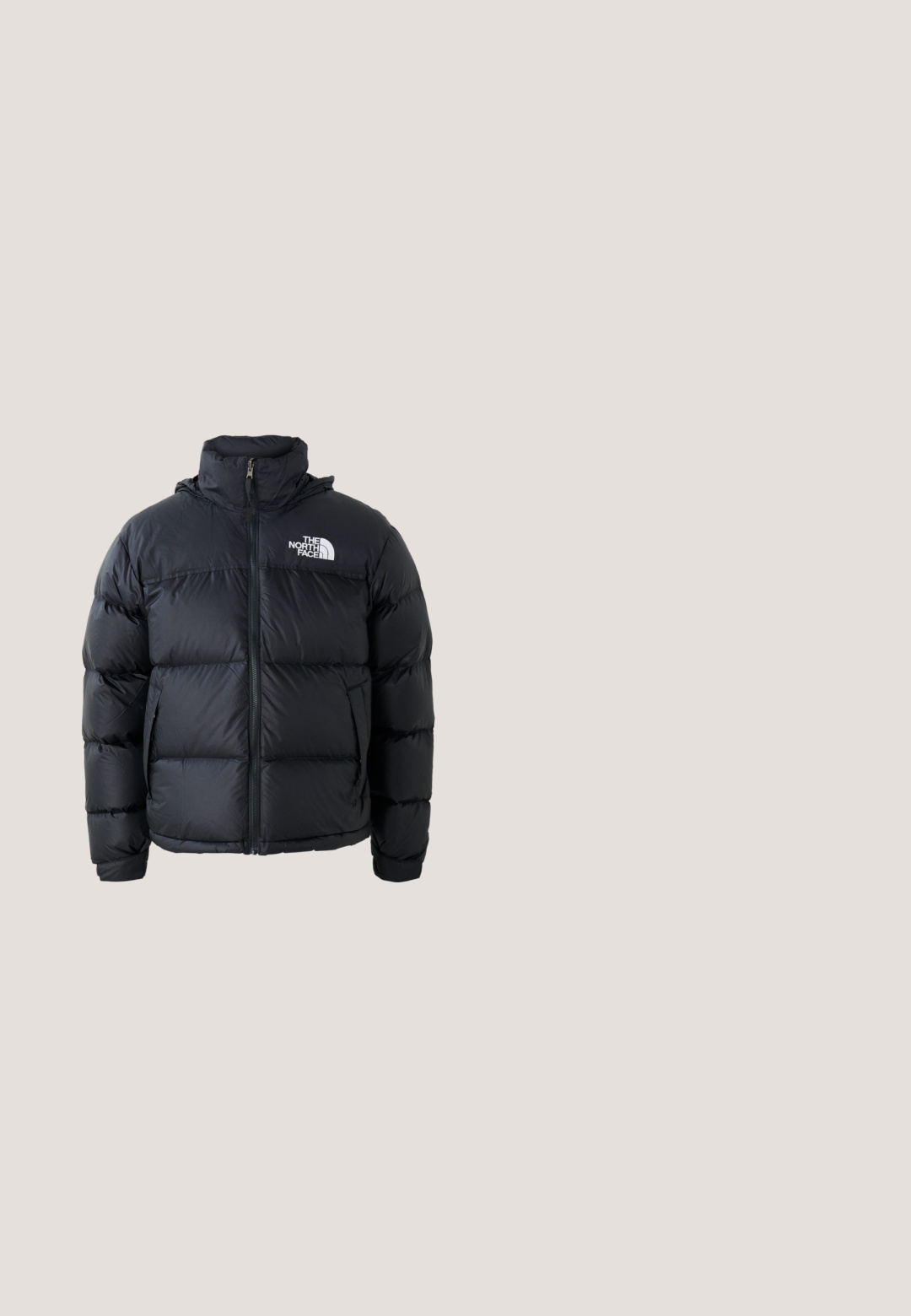 Schwarze Pufferjacke mit Reißverschluss, gepolsterten Abschnitten, hohem Kragen und dem The North Face-Logo in der oberen linken Ecke. Glatte Textur, keine sichtbaren Muster.; Schwarzer Fleece-Halbzip-Pullover mit hohem Kragen, ausgestattet mit einer Brusttasche und zwei Seitentaschen. Das Design enthält einen kontrastierenden Reißverschluss.; Schwarzes Baumwoll-T-Shirt mit kurzen Ärmeln, Rundhalsausschnitt und weißem Logo auf der linken Brust. Einfaches, schmuckloses Design.; Dunkelgraue Fleece-Sweathosen mit elastischem Bund und Kordelzug, mit kleinem Logo am rechten Oberschenkel.; Schwarzer hoher Wanderschuh mit strukturiertem Profil, gepolstertem Knöchelkragen, gebrandetem Seitenpaneel und Schnürverschluss.; Schwarze Nylon-Umhängetasche mit verstellbarem Riemen, flachem Design und seitlichem Etikett mit Logo. Glatte Textur und minimalistischer Stil.