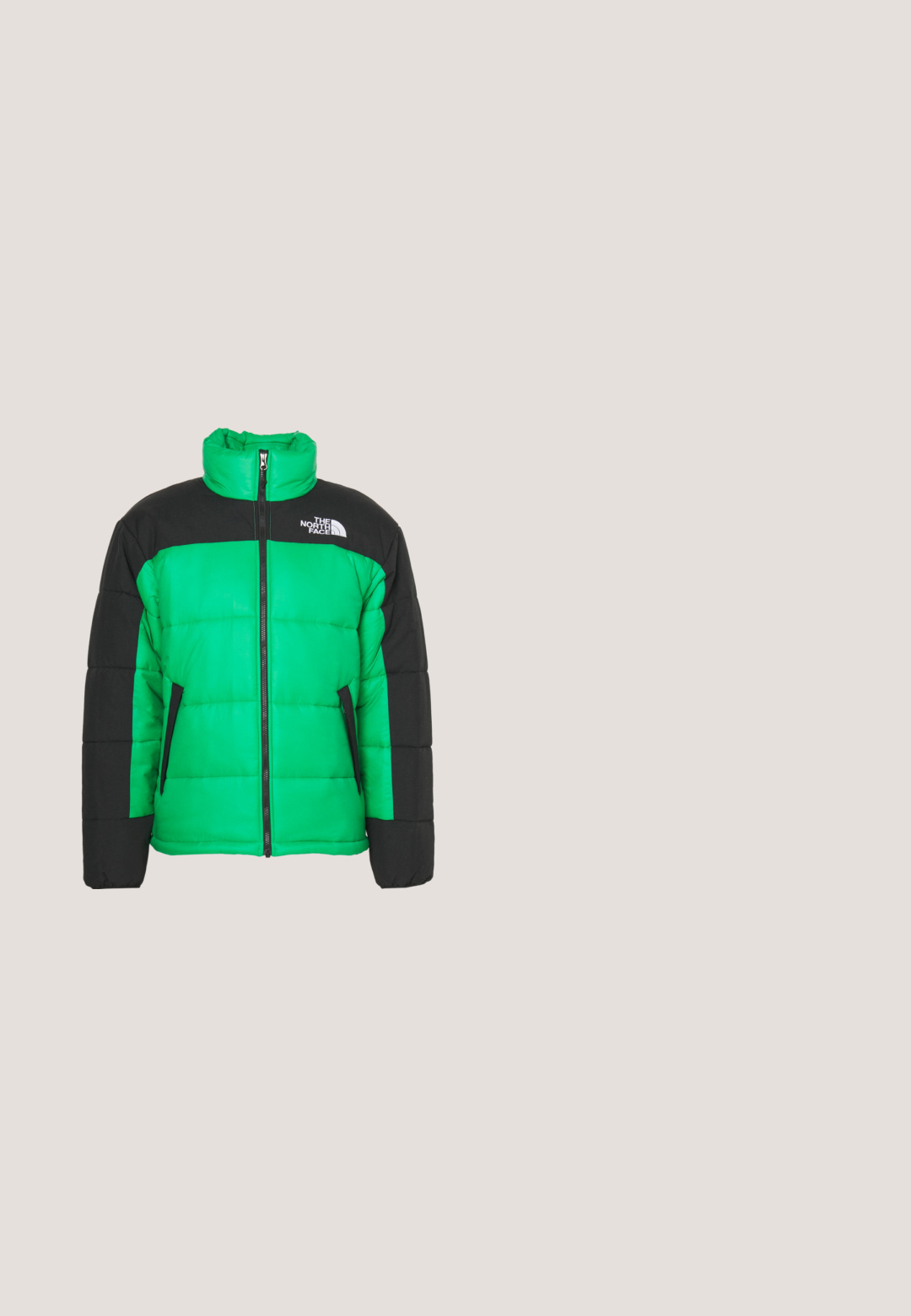 The North Face INSULATED JACKET - Vinterjakker - optic emerald; Lysegrå sweatshirt med rund halsudskæring, mørkegrøn "THE NORTH FACE" tekst og halvkuglelogo centreret på brystet, lange ærmer, ribstrikkede manchetter og kant.; Hvid langærmet T-shirt med rund hals og sort "The North Face" logo på venstre bryst, vist mod en ensfarvet hvid baggrund.; Sorte, letvægtsbukser med lige ben, elastisk talje, justerbart bælte og forstærkede knælapper. Ingen synlige mønstre eller accenter.; Sort slip-on sko med et quiltet design, lavet af polstret materiale. Har en struktureret gummisål og et lille trækstrop bagpå.; Arnette CATFISH - Solbriller - metallic silver