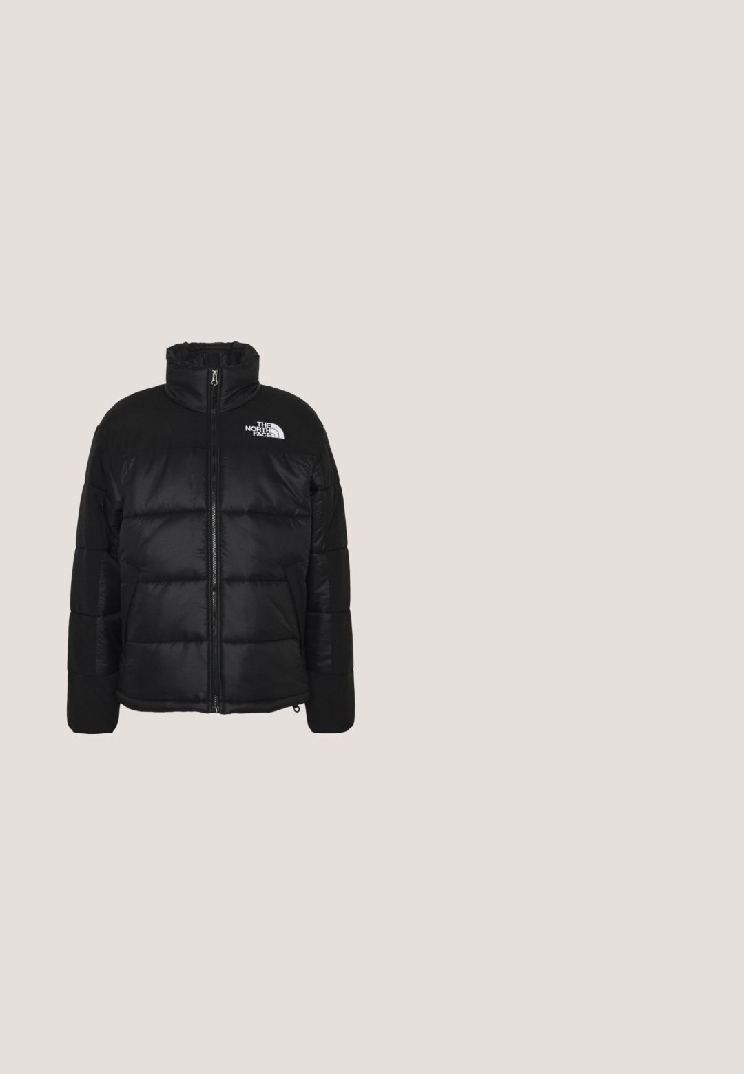 Chaqueta de plumas negra que cuenta con un cuello alto, cierre de cremallera completo, diseño acolchado y el logo de la marca en la parte superior izquierda.; Sudadera azul de cuello redondo, hecha de una mezcla de algodón. Presenta puños y dobladillo acanalados, y un pequeño logo blanco en el pecho.; Camiseta corta de manga azul hecha de tejido suave, con cuello redondo y un pequeño logotipo blanco en el pecho. Diseño sencillo sin patrones.; Pantalones de chándal negros hechos de una tela suave, con una cintura elástica con cordón, corte ajustado y un logo en la pierna izquierda.; Botas de senderismo negras de caña alta, hechas de ante texturizado y materiales sintéticos, con acentos grises, suela de goma robusta y cordones grises.; Gafas de sol oversized negras con lentes degradados, con un amplio marco angular, acabado brillante y un acento dorado en el costado.