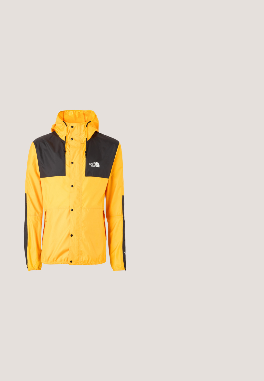 The North Face SEASONAL MOUNTAIN JACKET - Chaqueta fina - summit gold/black; Sudadera negra de talla grande con un bolsillo frontal que tiene texto en rosa: "Luces Bajas y Noches de Verano," acentuado por pequeñas estrellas. Textura de tela suave.; Camiseta de algodón color verde oliva con mangas cortas, escote redondo y pequeño logo blanco en el pecho izquierdo. Textura suave, ajuste holgado.; Pantalones cortos gris claro hechos de tela suave con una cintura elástica, cordón ajustable y un pequeño logo en la parte inferior de la pierna derecha.; Botas impermeables de cuero verde y negro con un suave forro gris, ojales metálicos y una suela resistente con acentos naranjas.; Gafas de sol rectangulares negras con lentes oscuras degradadas y detalles rojos en las patillas, colocadas sobre una superficie blanca.