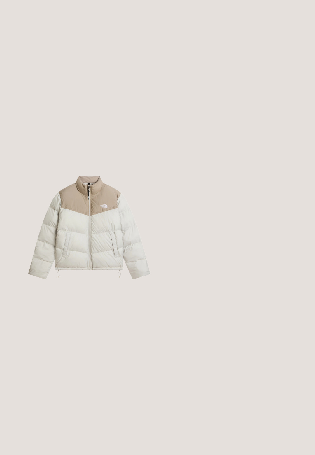 Lyse beige og tan polstret jakke med fuld frontlynlås, to sidelommer og en stående krave, med The North Face-logo på brystet.; Sort hættetrøje med forlomme og hvidt "THE NORTH FACE" logo over brystet.; Sort langærmet bomuldsskjorte med rund halsudskæring og lille hvid The North Face-logo på venstre bryst.; Sorte sweatpants lavet af blødt stof, med en elastisk talje med snor, manchetter ved anklerne og et lille logo på det øverste lår.; Sorte høj sneakers lavet af ruskind og stof; har en pelsforet krave, gummisål og snøresystem; DC-logo på siden.; Sort bæltetaske lavet af slidstærkt nylon med et stort hovedrum med lynlås og en frontlomme. Har en logo-patch og justerbar rem.
