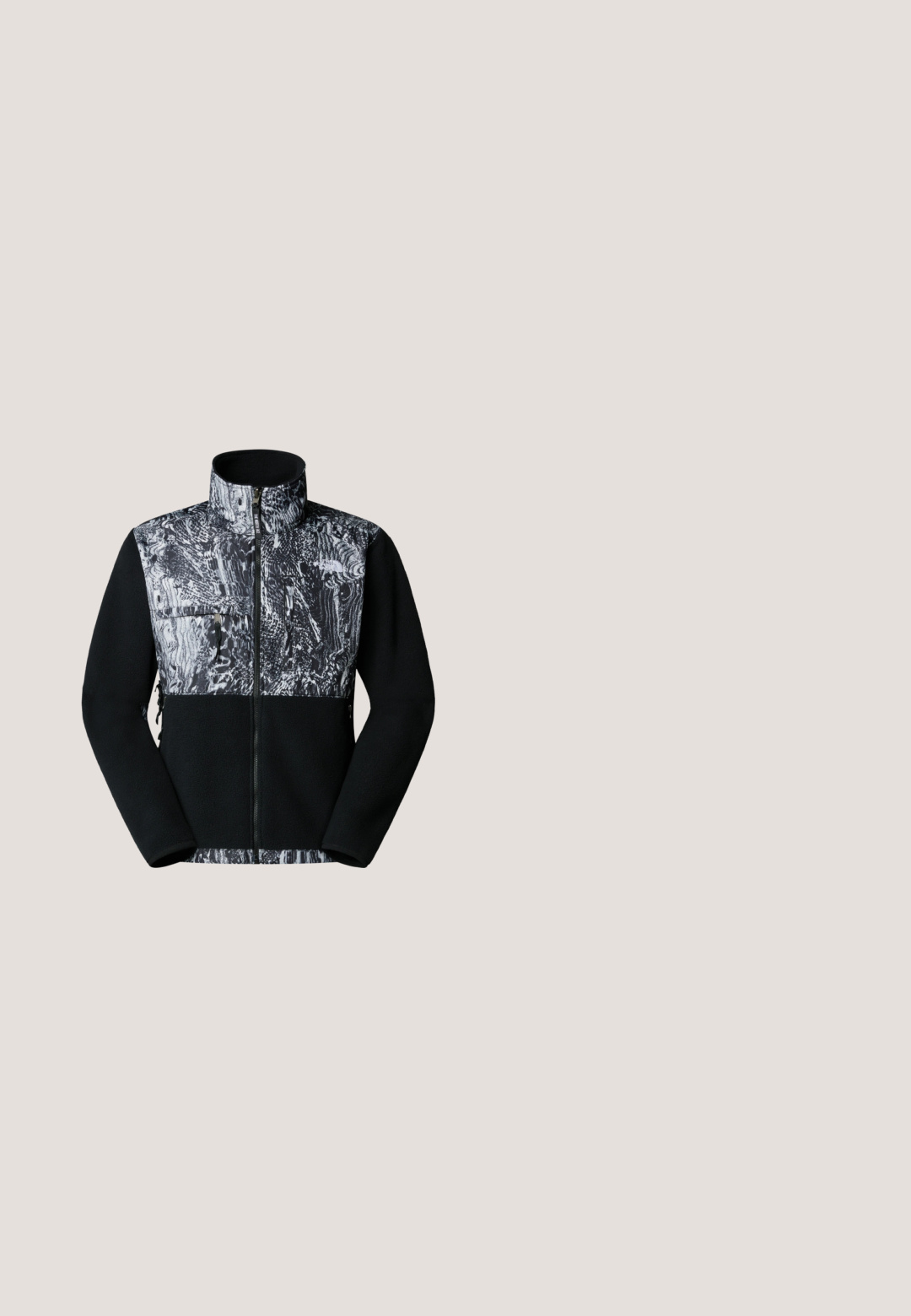 Fleece-takki mustalla keholla ja mustavalkoisella kuviolla yläosassa. Varustettu vetoketjukiinnityksellä ja sivutaskuilla.; Musta collegepaita, joka on valmistettu puuvillasekoitteesta, jossa on pyöreä kaula-aukko, resorit hihansuissa ja helmassa, sekä logopaino vasemmassa rinnassa.; Harmaa puuvillainen t-paita, jossa on lyhyet hihat ja pyöreä pääntie. Rinnassa pieni musta neliskanttinen logo, jonka alla teksti.; Musta urheilushortsit, jotka on valmistettu pehmeästä kankaasta. Niissä on joustava vyötärönauha ja pieni logo alhaalla oikealla puolella. Tavallinen istuvuus ja pituus.; Vaahtomaisesti beige ja mustat vaelluskengät joustavilla nauhoilla, teksturoidulla kankaalla ja pilkullisella valkoisella pohjalla. Varustettu korkealla nilkkasuojalla tuen tarjoamiseksi.; Mustikkakankaisesta kestävästä kankaasta valmistettu musta reputasku, jossa on vetoketjullinen etutasku, kaksoiskahvat ja säädettävä olkahihna. Mukana on myös teksturoituja yksityiskohtia.