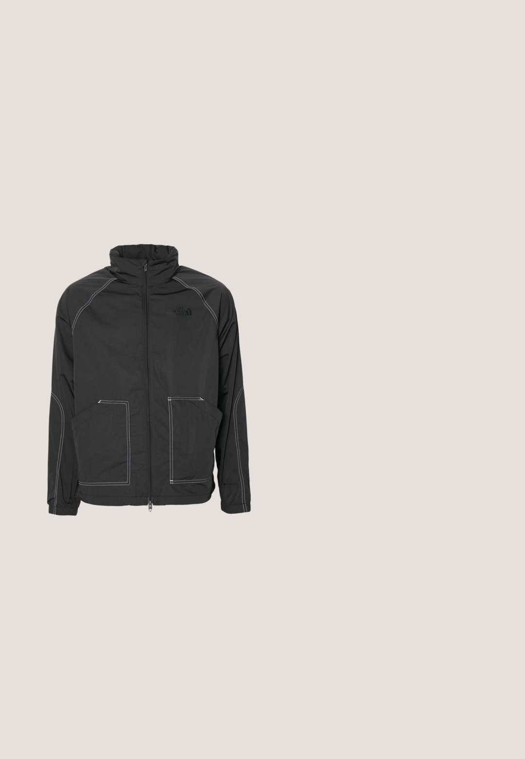 The North Face JACKET - Veste coupe-vent - black; Dropsize DROPSIZE HERREN DROPSIZE HEAVY CLOUD DOVE HOODIE - Sweat à capuche - washed black; T-shirt surdimensionné marron foncé à manches courtes, col rond, et logo brodé discret sur la poitrine dans une couleur contrastante. Tissu en coton.; Pantalon cargo gris foncé avec ceinture élastique, cordon, poches latérales et poches à rabat sur chaque cuisse, présenté à plat sur fond blanc.; Baskets de sport noires avec une semelle épaisse, des panneaux en mesh et des accents en caoutchouc. Elles disposent d'une sangle de traction à l'arrière et de motifs texturés.; Sac tactique compact camouflage noir et gris avec plusieurs compartiments zippés et une bandoulière rembourrée réglable.