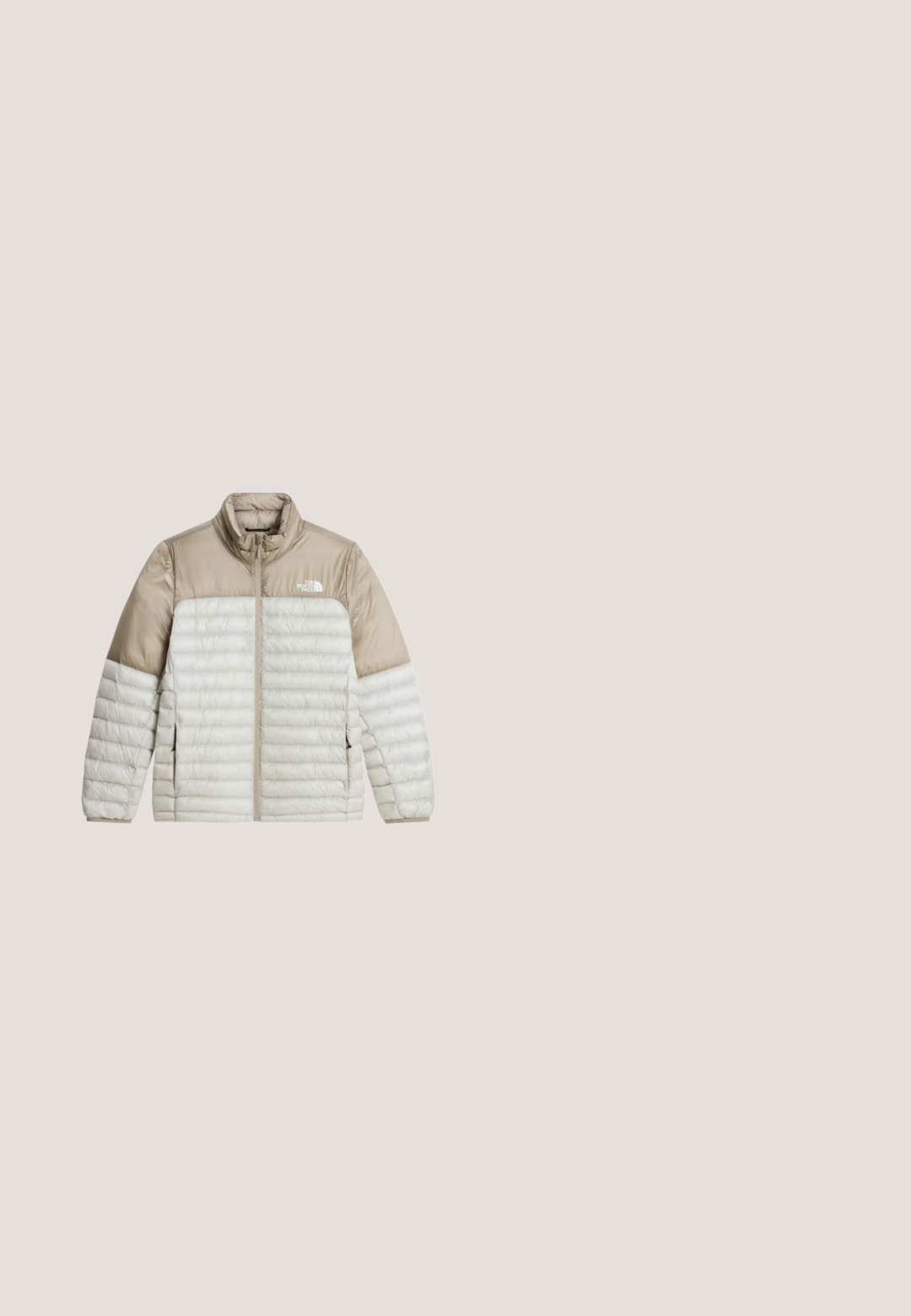 Lichtbeige en tan doorgestikte pufferjas met volledige frontrits, hoge kraag, steekzakken en The North Face-logo op de borst.; Beige sweatshirt met capuchon, voorvak en een klein groen "The North Face" logo op de linkerborst.; Olijfgroen katoenen T-shirt met korte mouwen, ronde hals en een klein wit logo op de linkerborst. Soepele textuur, casual ontwerp.; Gele zwemshorts van nylon met een elastische tailleband, voorzien van een klein logo aan de rechteronderkant en een gladde textuur.; Donkergroene leren enkelboots met beige veters, gewatteerde kraag en gestructureerde rubberen zool. Heeft waterdichte markeringen en stikdetails.; Olijfgroene heuptas gemaakt van duurzaam materiaal, met een zwarte rits, reflecterende lichtblauwe streep en een zijbevestiging voor sleutels.