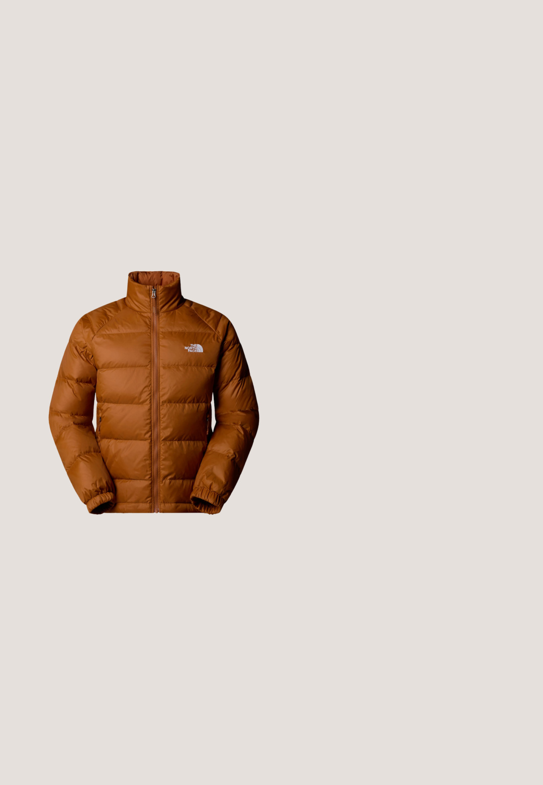 Chaqueta acolchada marrón con cuello alto, costuras horizontales, cierre con cremallera y puños elásticos. Presenta un logotipo en el lado izquierdo del pecho.; Sudadera con capucha naranja y bolsillo frontal, que presenta un gráfico de una montaña, árboles, un sol y el texto "Nunca dejes de explorar."; Camiseta de manga corta en un tono marrón terroso, hecha de tela suave. Presenta un pequeño logo negro en el área del pecho izquierdo. Diseño clásico de cuello redondo.; Pantalones cortos de baño de nylon amarillo con cintura elástica, con un pequeño logo en la parte inferior derecha y una textura suave.; Botas de senderismo marrones y negras con parte superior de ante, ojales dorados y cordones con patrón, exhibidas en una barandilla sobre adoquines. Calcetines blancos visibles.; Riñonera de tela marrón con cremallera negra, correa horizontal, pequeña etiqueta con logo y correas laterales ajustables.