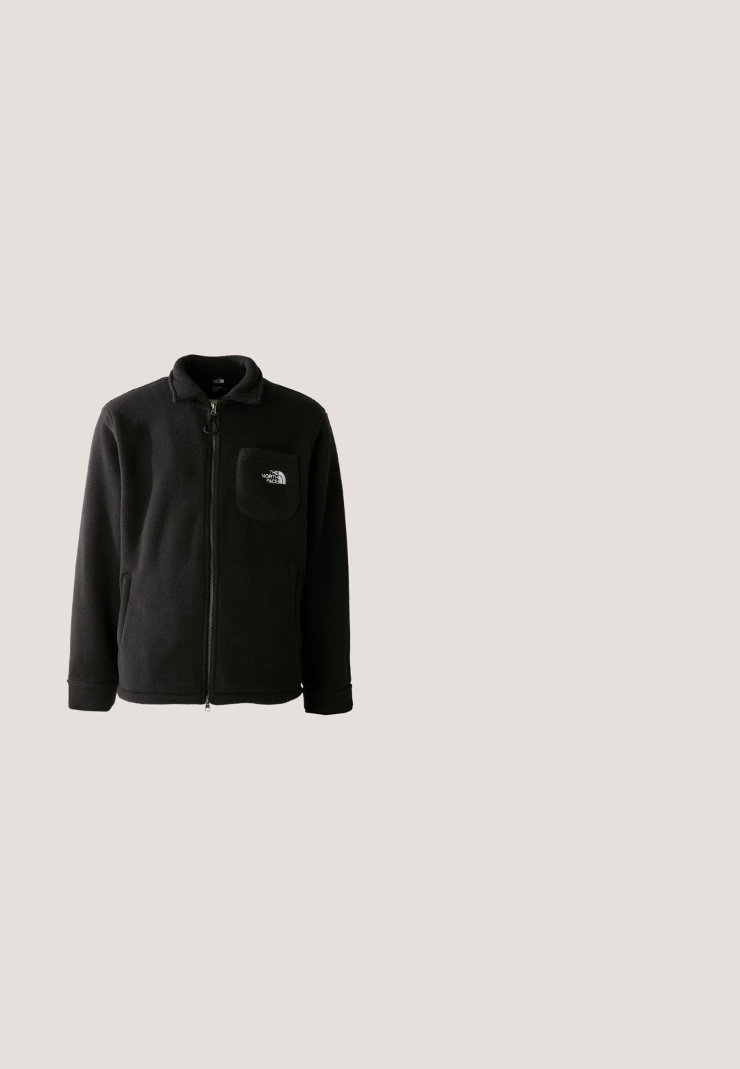 Sort fleecejakke med lynlås foran, høj krave, elastiske manchetter og en brystlomme med logo. Blødt materiale, afslappet design.; Sort fleece halv-zip pullover med høj krave, der har en brystlomme og to sidelommer. Designet inkluderer en kontrastfarvet lynlåsdetalje.; Mørk navy blå kortærmet T-shirt lavet af bomuld, med en rød logo-patch på venstre bryst og en klassisk rund halsudskæring.; Sorte bukser med elastik i taljen og lige ben, med lille hvidt logo på øverste højre lår, vist fladt på lys baggrund.; Sort høj-anstaltet støvle med en tekstureret overdel, metaløjer og en gummisål. Har en fleeceforing og et håndtag bagpå.; Sort stof skuldertaske med en struktureret overflade, justerbar rem og snørelukning. Har kraftige syninger og et sideetiket.