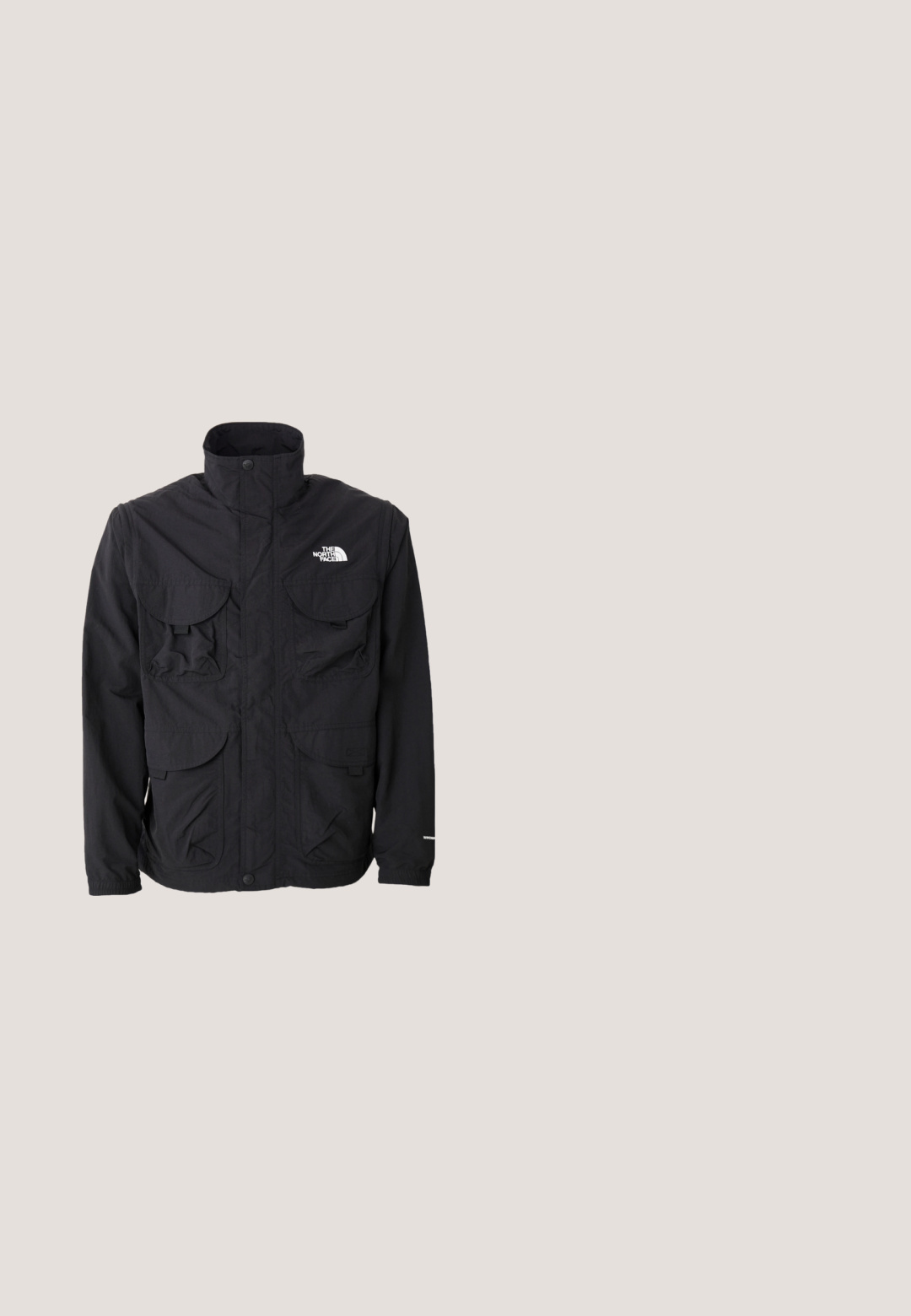 Zwarte jas met een hoge kraag, twee forse voorzakken, een ritssluiting en een logo aan de bovenste rechterkant. Lichtgewicht, ontworpen voor buitengebruik.; Lichtgroene sweat van zacht materiaal. Voorzien van een ronde hals, lange mouwen en een klein logo op de linkerborst.; Witte katoenen T-shirt met korte mouwen, ronde halslijn en een gladde textuur. Eenvoudig ontwerp zonder patronen of afbeeldingen.; Zwarte, lichtgewicht broek met een rechte snit, elastische tailleband, verstelbare riem en verstevigde kniepanden. Geen zichtbare patronen of accenten.; Beige suède casual sneaker met witte veters en een lichtbruine rubberen zool, gezien in zijprofiel.; Zwarte nylon boodschappentas met verstelbare riem, plat ontwerp en een zijlabel met een logo. Soepele textuur en minimalistische stijl.