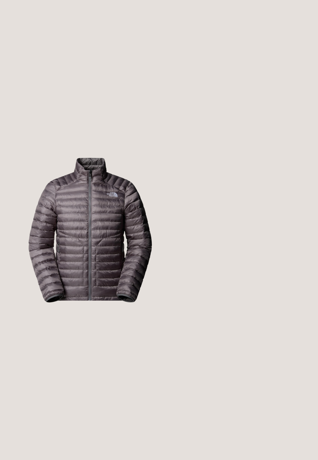 Chaqueta aislante gris con un cuello alto, que presenta costuras horizontales, un cierre frontal completo y bolsillos laterales. El logo de la marca es visible en el pecho.; Sudadera con capucha naranja y bolsillo frontal, que presenta un gráfico de una montaña, árboles, un sol y el texto "Nunca dejes de explorar."; Camiseta de algodón beige con mangas cortas, cuello redondo y un parche con logo rojo en el pecho izquierdo. Incluye texto blanco que dice "NUNCA DEJES DE EXPLORAR."; Pantalones cortos de carga verde olivo con cintura elástica y cordón, con un pequeño logo en el lado inferior derecho. Tela suave y ligera.; Botas de senderismo altas en beige y oliva con cordones marrones, detalles de ante, suelas de goma y parte superior de tela texturizada. Cuenta con un logotipo en el lateral.; Gafas de sol deportivas con un marco de plástico negro, lentes ahumados grises de gran tamaño, diseño angular y una barra superior para mayor estructura.