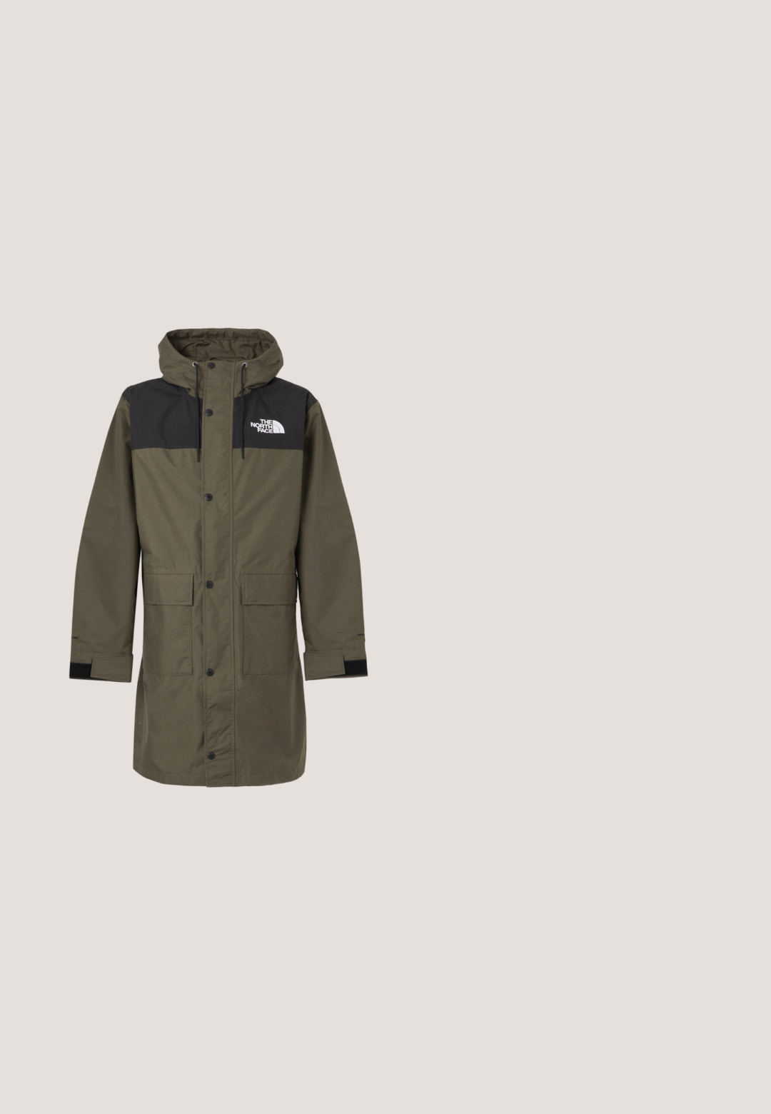 Olijfgroene parka-jas met een zwart schouderpaneel, knopen aan de voorkant, trekkoordkap en twee steekzakken aan de voorkant. Het North Face-logo staat op de borst.; Grijze hoodie gemaakt van zachte stof, met een kangoeroezak, capuchon met trekkoord, geribbelde boorden en een klein logo op de borst.; Wit T-shirt met korte mouwen met een kleine paarse octopustentakel en de cirkelvormige tekst "PURPO PICNIC" op de bovenste linkerborst.; Grijze denim jeans met een rechte pijp, voorzien van vijf zakken, koperen klinknagels en zichtbare stiksels. Klassiek ontwerp met een ritssluiting.; Benen in lichtbeige broek en zwarte suède veterschoenen staan op een houten vloer.; Zwart gewatteerde laptoptas met twee handgrepen en een afneembare schouderriem. Voorzien van een ritssluiting en een gladde, stoffen textuur.