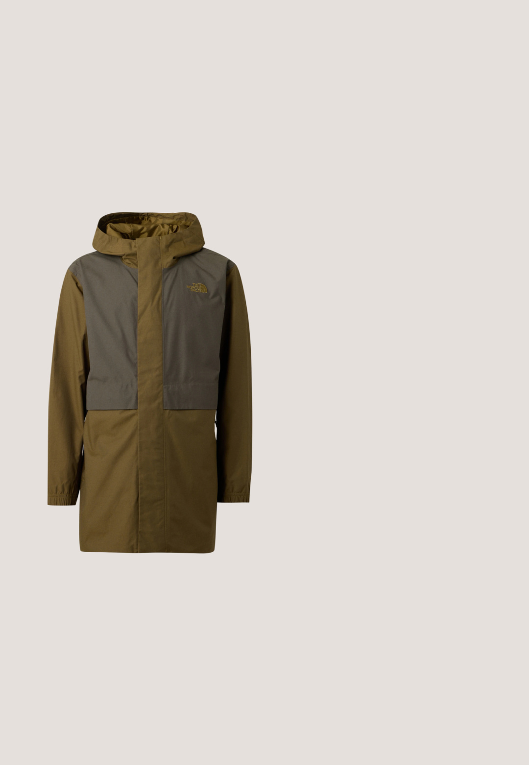 Nepremokavá vonkajšia bunda s kapucňou v olivovozelenej a tmavosivej farbe, s predným zipsom a logom The North Face na hrudi.; Sivá flísová mikina s kapucňou, predným vreckom, nastaviteľnou šnúrkou na kapucni a malým bielym logom na ľavej strane hrudníka.; Tmavosivé tričko s krátkym rukávom a okrúhlym výstrihom s malým modrým logom The North Face na ľavej hornej časti hrudníka na bielom pozadí.; Olivovo zelené nohavice so strihom rovno, elastickým pásom a čiernym nastaviteľným opaskovým prackou, s vreckami vpredu a po stranách, detailom švu vpredu.; Tmavozelené kožené členkové topánky s béžovými šnúrkami, polstrovaným golierom a textúrovanou gumovou podrážkou. Obsahujú vodoodpudivé označenie a detaily prešívania.; Obdĺžnikové sivé slnečné okuliare s tmavými sklami a malým emblémom na bočnici, zobrazené na jednoduchom svetlom pozadí.