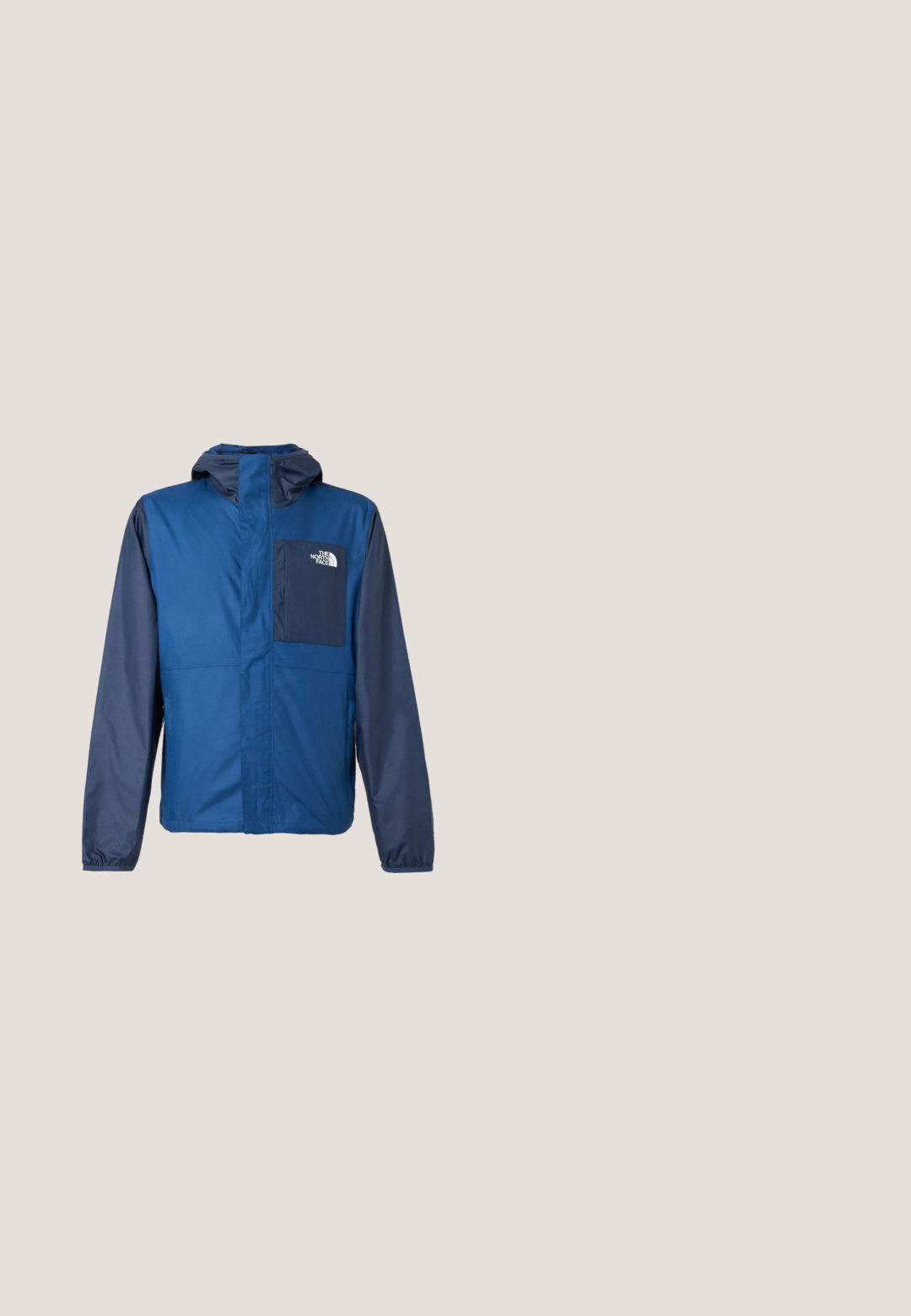 Veste à capuche bleue et marine avec manches longues, fermeture éclair à l'avant et poche poitrine avec le logo The North Face.; Veste en polaire bleu marine avec demi-fermeture éclair, col montant et poche poitrine zippée arborant le logo The North Face sur un panneau bleu clair.; T-shirt beige à manches courtes en coton, avec un petit logo carré noir sur la partie supérieure gauche de la poitrine. Col rond simple.; Shorts cargo beige longueur genou avec taille élastique, ceinture noire réglable à boucle, et poches latérales zippées sur un fond clair.; Botte Timberland beige à tige haute avec semelle noire et marron, œillets métalliques et col rembourré sur fond neutre.; Lunettes de soleil aviateur à monture en métal argenté avec des verres teintés bleus et des embouts noirs sur les branches, posées sur une surface blanche unie.