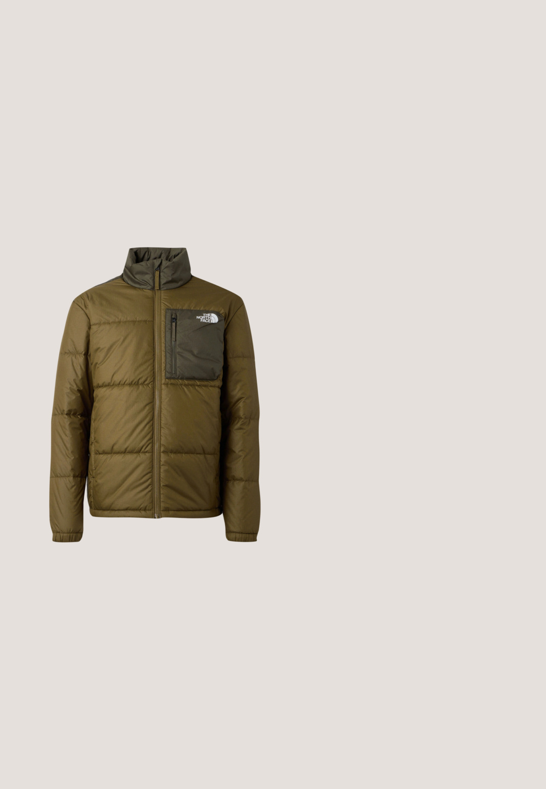 Olivovo zelená prešívaná bunda s vysokým golierom, plným predným zipsom a tmavozeleným zipsovým vreckom na hrudi s logom The North Face.; Čierny fleecový pulóver s vysokým golierom, predným zipsom po polovici a vreckom na ľavej strane hrudníka. Obsahuje textúrovanú látku a logo na vrecku.; Tmavosivé tričko s krátkym rukávom a okrúhlym výstrihom s malým modrým logom The North Face na ľavej hornej časti hrudníka na bielom pozadí.; Olivovo zelené nohavice so strihom rovno, elastickým pásom a čiernym nastaviteľným opaskovým prackou, s vreckami vpredu a po stranách, detailom švu vpredu.; Tmavozelené kožené členkové topánky s béžovými šnúrkami, polstrovaným golierom a textúrovanou gumovou podrážkou. Obsahujú vodoodpudivé označenie a detaily prešívania.; Čierne obdĺžnikové slnečné okuliare s modrými tónovanými šošovkami, s matným povrchom a modrým akcentom na straniciach.