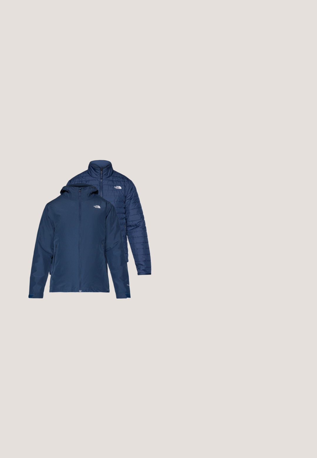 Navyblaue wendbare Jacke mit wasserabweisendem Außenmaterial und isoliertem Puffer-Innenleben. Verfügt über Reißverschlüsse und doppelte Seitentaschen.; Marineblaue Kapuzenjacke mit Fronttasche und Kordelzügen, mit The North Face-Logo auf der linken Brust.; Langärmeliges dunkelblaues Rundhals-T-Shirt mit weiß aufgedrucktem The North Face-Logo auf der linken Brust.; Navyblaue Sweatpants mit elastischem Bund und Zugband. Bündchen an den Knöcheln. Auf der linken Bein befindet sich ein kleines weißes Logo.; Schwarze wasserdichte Stiefel mit einem gepolsterten, grauen Kragen, ausgestattet mit metallischen Ösen und einer Gummisohle für besseren Halt. Entworfen für kalte Wetterbedingungen.; Kompakte, marineblaue, rechteckige Tasche mit vorderer Reißverschlusstasche und schwarzen Reißverschlusslaschen, mit kleinem hellgrauem, geometrischem Logo.