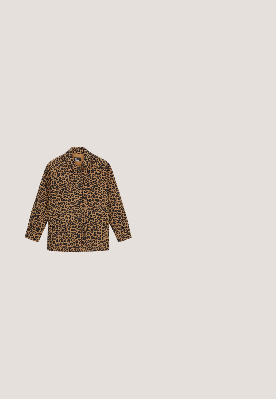 The Kooples Halflange jas - leopard; Mouwloze top met luipaardprint, gemaakt van zachte stof, met een ronde halslijn en een bloemenpatroon aan de binnenvoering.; Leopardprint broeken in beige en zwart, met een relaxte pasvorm, textiel stof en vier zakken met een tailleband.; Leopardprint platte schoen met een spitse neus, zwarte accenten en een bandje met een gouden hardware detail. Gemaakt van een zachte materialen.; Zebra-print nep-bont tas met een bruine leren schouderriem, met een ronde vorm en gouden hardware accenten.; Gouden creolen met hangende hartvormige hangers, elke hanger met een gekartelde rand en gegraveerde merknaam.