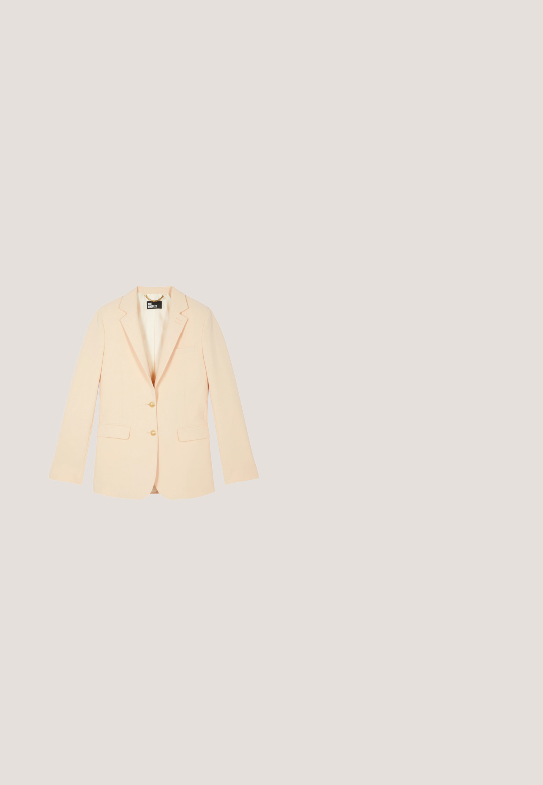 Lys beige skræddersyet blazer med hakkede revers, to forlommer med klap, to knapper og brystlomme, vist forfra og uden knapper på.; Én-skulder, tætsiddende grøn kjole lavet af strækstof. Har draperinger ved taljen og en sideslids, der strækker sig fra midt-låret.; Guld slingback højhælet sko med spids tå, udskåret blomstermotiv, glat tekstur og stiletthæl med en cylindrisk base.; Skildpaddemønstrede solbriller med gradient brune linser, firkantet form, sorte arme og gylden "LOVE" detalje på siden.; Håndtaske med en tekstureret grå stofkrop og sorte læderdetaljer. Har en lås i guld-tone og en aftagelig skulderrem.; Guld kædearmbånd med en central rund vedhæng besat med klare krystaller og seks små hængende perler dekoreret med krystaller, lukket med hummerlås.