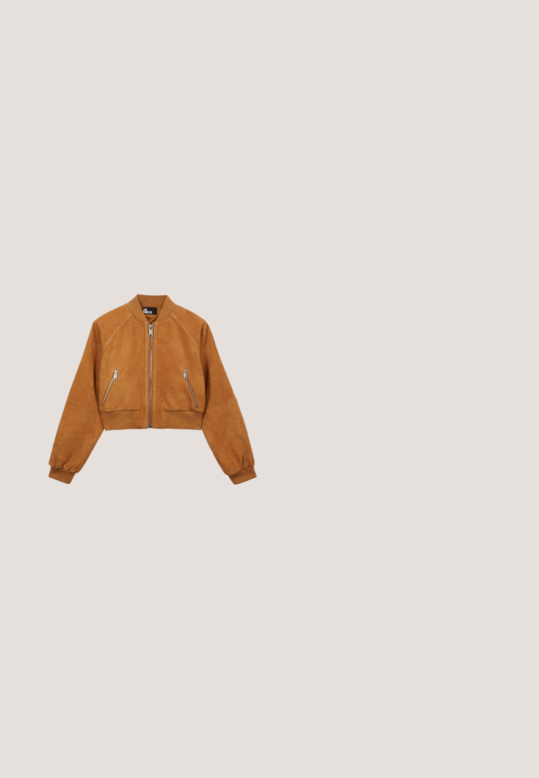 The Kooples Bomberjakke - camel; Beige kortærmet crop t-shirt med grafisk print af vinger og teksten "Ed Hardy LIVE TO RIDE" i røde og sorte nuancer.; Ternede puffede shorts i brun, beige og rød med en lyseblå stribet taljeelastik og knapdetaljer foran.; Tanfarvet ruskindsstøvle til midt på læggen med lav blokhæl, dekorativ rem og sølvfarvet ringdetalje omkring anklen samt et lille metallogo nær toppen.; Aflange solbriller med brune tonede linser, guld metalramme og dekorative perlekæde-arme. Bemærkelsesværdige detaljer inkluderer et diskret logo.; Brun skuldertaske i kunstlæder med to diagonale sølv lynlåse og et bredt bælte med sølv nitter og spænde i bunden.
