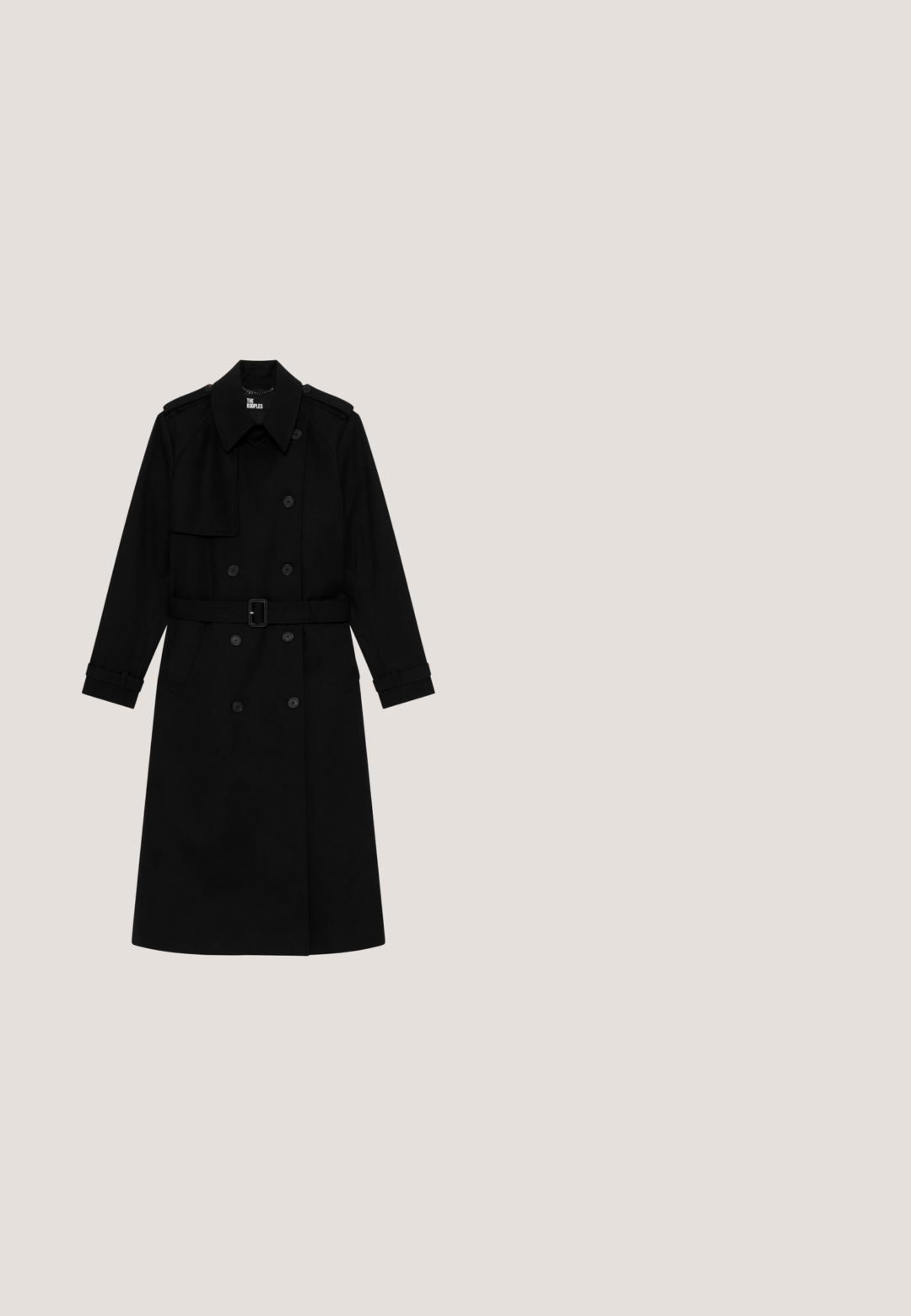 Sort trenchcoat med dobbelbrystet design, spids krave, justerbare manchetstropper og et bælte i taljen. Glat tekstur, ingen synlige detaljer.; Sort stof med en blød, glat tekstur, der har en let skinne overflade og flydende folder, der fremhæver dens fleksibilitet og fald.; Sorte open-toe hæle mules med en blank læderfinish, taperet blokhæl og et glat buet bånd over vristen.; Sorte store firkantede solbriller med gradientgrå linser og tynde gyldne T-formede accenter på stængerne.; Sort clutchpung i kunstlæder med en struktureret krokodillemønster, en magnetisk tryklås og en aftagelig guldkæde rem.; Guldbelagte øreringe formet som en kat, med en dråbeformet sort sten og en rund lukning mærket "925" for sterling sølv.