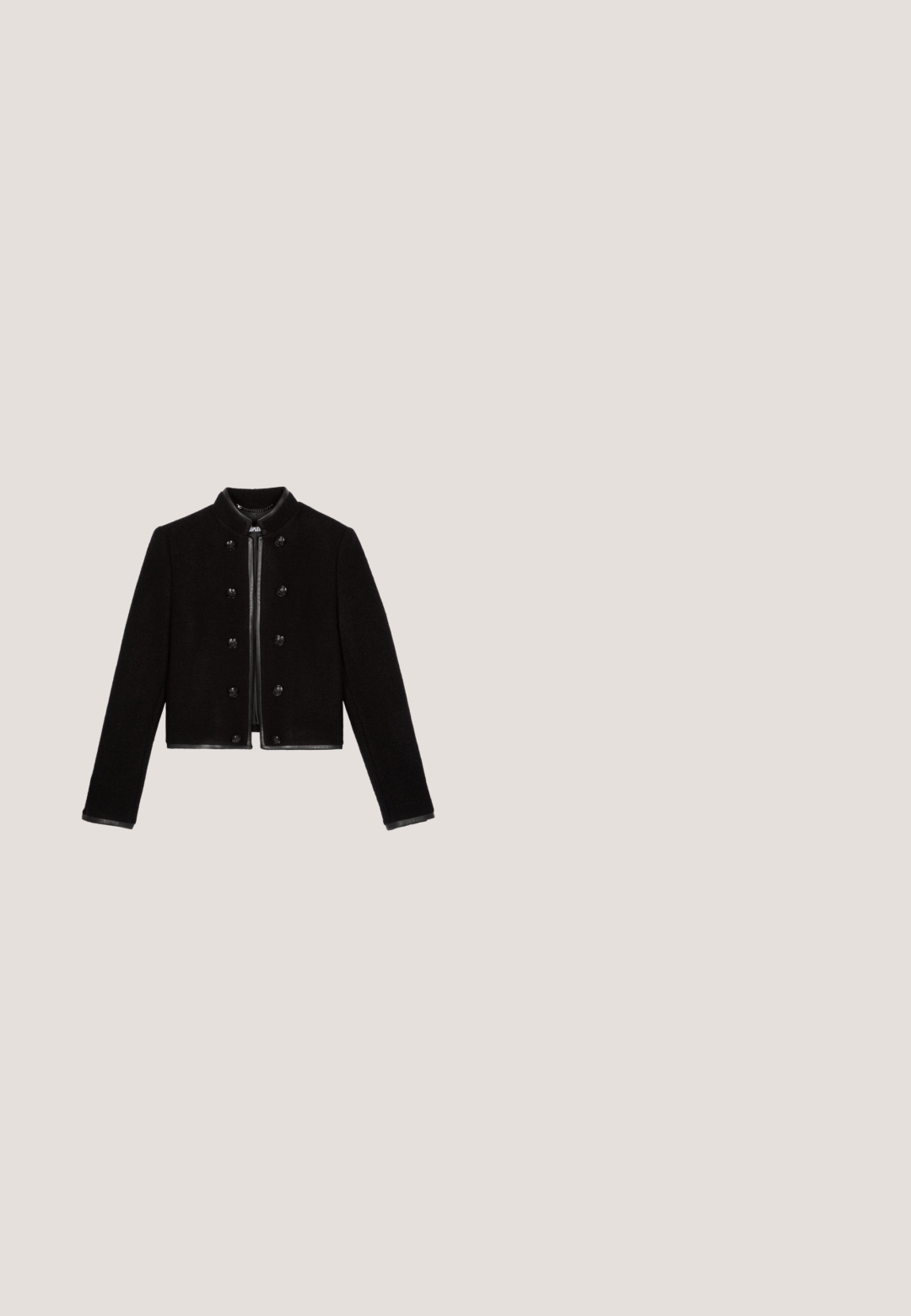 Veste courte noire en tissu texturé, avec un col rond, doublée de cuir, et ornée de 7 grands boutons sur le devant.; Robe noire à manches longues avec bordure en dentelle ajourée festonnée au col, aux manches et à l'ourlet, poignets froncés, et un lien au niveau de l'encolure.; Botte en cuir noir, montante, à talon aiguille, avec un bout pointu et une surface lisse et élégante. Elle dispose d'un talon haut et fin pour une silhouette élancée.; Lunettes de soleil noires surdimensionnées avec des verres dégradés, en forme carrée, et des accents dorés sur les branches. Fabriquées en plastique brillant.; Sac à bandoulière en cuir noir avec des patchs de texte blancs et rouges comprenant "better love", "better life", "LOVE" et un motif de cœur rouge.; Pendentif en forme de cœur rouge avec une finition brillante, effet de goutte, orné de cristaux rouges, suspendu à un fermoir en métal de couleur or.