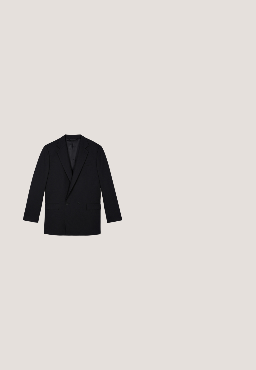 Zwarte dubbelgeknoopte blazer met inkeping revers, twee voorzakken met klep en een borstzak, afgebeeld op een witte achtergrond.; Witte lange mouwen overhemd, met een gestructureerd voorkant en klassieke kraag. Gemaakt van soepel, lichtgewicht stof met knoopsluiting.; Zwarte op maat gemaakte broek met een gladde textuur, rechte pijpen en riemlussen. Heeft een klassieke snit en geen zichtbare patronen of accenten.; Zwarte gepolijste leren herenschoen met gesloten vetersluiting, ronde neus en lage gestapelde hak, zijaanzicht.; Zwarte vlinderstrik van geribbeld materiaal, met een brede strikvorm en een verstelbare band met een metalen gesp op een neutrale achtergrond.; Zwarte suède riem met zilveren rechthoekige gesp, netjes opgerold op een witte achtergrond.