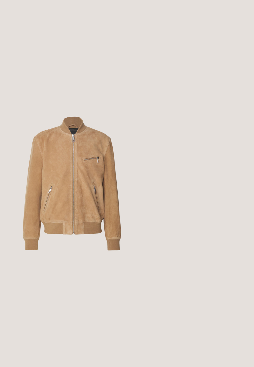The Kooples BLOUSON - Blouson Bomber - beige; Sweatshirt beige avec un col zippé quart, des poignets côtelés, une poche frontale et un petit logo sur la poitrine. Matière douce, semblable à de la polaire.; T-shirt à manches courtes en coton blanc cassé, avec un patch en diamant texturé et un design en relief sur la poitrine gauche.; Jean en denim blanc avec une coupe droite, dotés de cinq poches, fermeture par bouton métallique et détails de couture minimalistes.; Bottines Chelsea en daim marron avec panneaux latéraux élastiques, bout rond, languettes de tirage à l'arrière et semelle en caoutchouc noir. Texture lisse et design minimaliste.; Banane en cuir marron avec fermeture éclair. Présente quatre dessins colorés de lapins sur le devant, avec des motifs du logo MCM répartis sur toute la surface.