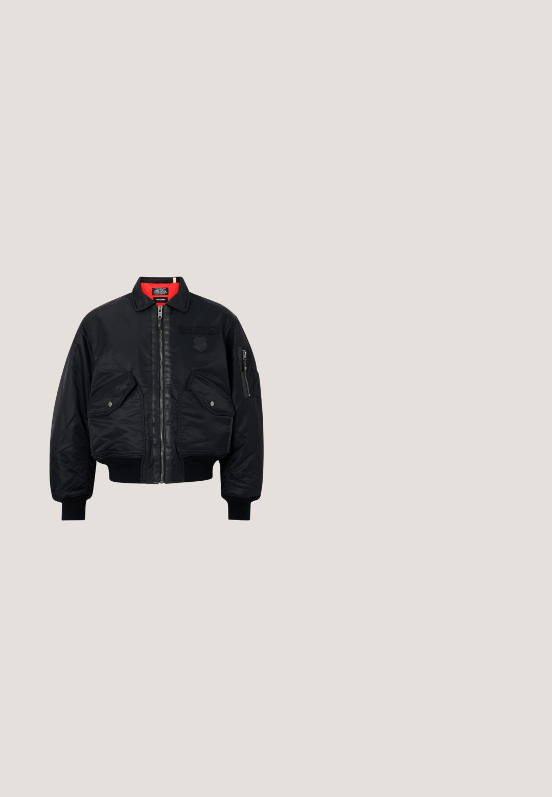 Veste bomber noire avec fermeture éclair, dotée d'une doublure intérieure rouge, de deux poches avant et d'une poche latérale. Tissu texturé avec une finition mate.; Pull jaune en maille gaufrée avec un col rond et des poignets côtelés. Texture douce, coupe régulière et couleur unie sans motifs.; T-shirt beige à manches courtes avec col rond et poignets côtelés, présenté sur un fond clair uni.; Jean en denim bleu avec coupe droite, effet délavé et plis, fermeture avant par bouton et fermeture éclair, poches avant et arrière.; Botte de cheville en cuir marron foncé avec un collier rembourré noir, des lacets noirs et une épaisse semelle noire avec une texture en relief.; Banane en nylon vert avec une fermeture éclair, une sangle réglable et le logo Calvin Klein doré. Texture lisse, design léger.