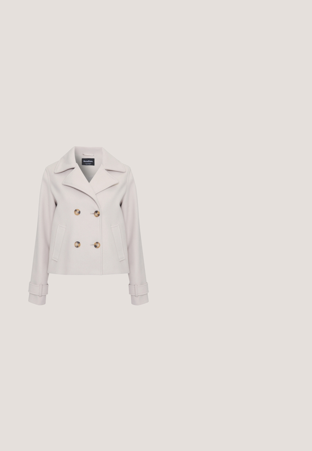 Manteau en peau gris clair avec de grands boutons marron, col à pointe, design à double boutonnage et poches latérales. Présente des détails au niveau des poignets.; T-shirt crème à manches courtes avec un grand cœur rose et un texte en écriture rouge « Le Grand Amour » sur le devant.; Jupe midi crème avec motif floral et cachemire rouge, légère évasée et taille lisse.; Baskets rose clair avec un panneau gris texturé, des accents métalliques, une doublure en fourrure et une semelle en caoutchouc blanc rainurée.; Sac à épaule matelassé rose en simili cuir, présentant une forme arrondie, un charm en forme d'étoile et des détails de couture décoratifs.; Boucles d'oreilles créoles en or ornées de perles blanches, agrémentées de pierres précieuses en forme de cœur rouges. Le design comprend des éléments texturés pour plus de détails.