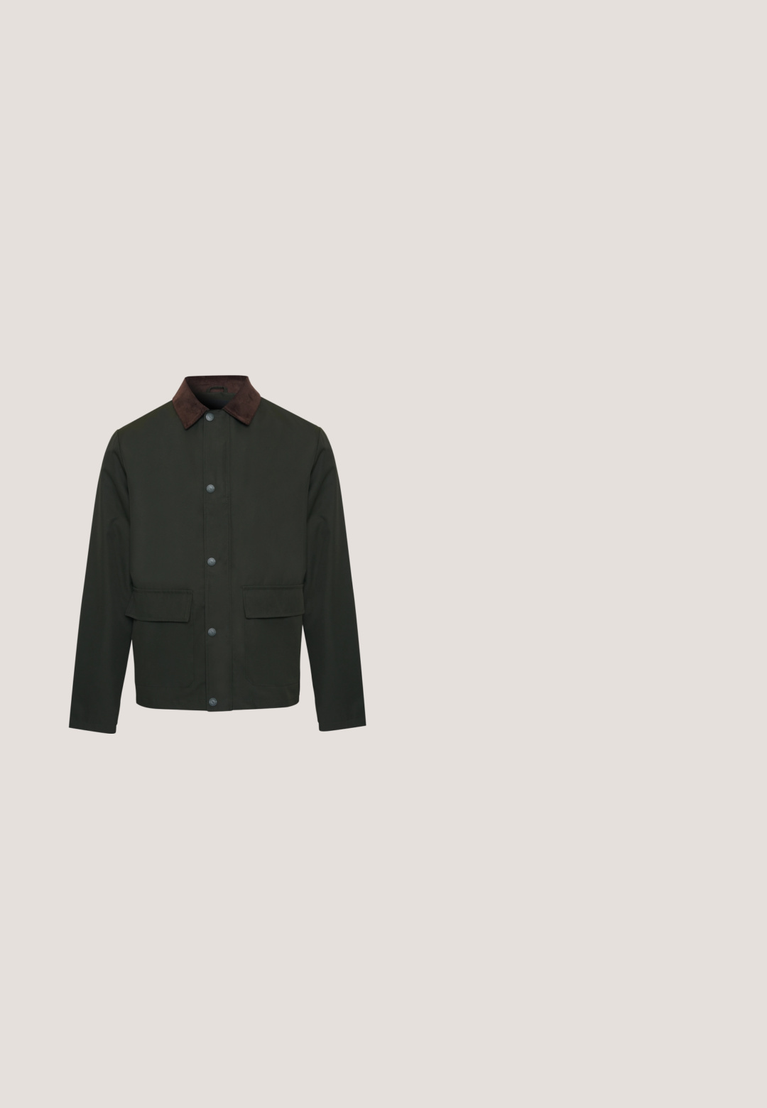 Mørkegrøn jakke med en brun kordfløjlskrage, frontlukning med knapper, to brystlommer og en glat tekstur. Letvægtsdesign.; Oliven grøn strikket sweater med v-udskæring og en dobbelt-lag krave. Lange ærmer, ribbede manchetter og kant, glat tekstur, afslappet pasform.; Mørkebrune casual bukser med elastik i taljen og snøre, lige ben design på hvid baggrund.; Brune ruskind Chelsea-støvle med elastiske sidepaneler, lav hæl og trækloop bagpå. Glat tekstur og strømlinet design.; Sorte rektangulære solbriller med grøntonede linser og et lille logo på stangen, vist i en svag vinkel på en hvid baggrund.; Mørkebrun lædermappe med dobbelthåndtag, frontlomme med lynlås og justerbar skulderrem på hvid baggrund.