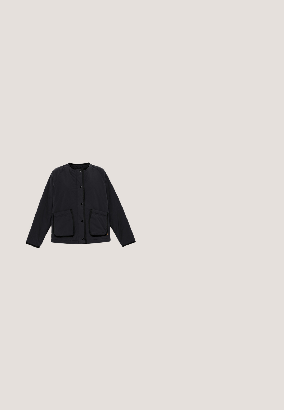 Timberland DURABLE WATER REPELLENT QUILTED - Chaqueta outdoor - black; Sudadera de manga larga de color gris oscuro con cuello redondo, puños acanalados y bajo asimétrico con detalle de costura en el centro de la espalda.; Camiseta de manga corta negra hecha de suave tela de algodón. Presenta un cuello redondo y una pequeña etiqueta en la parte inferior con el texto "ARMEDANGELS".; Jeans de denim negro con un diseño de pierna recta, que cuentan con un cierre de botón, bolsillos frontales y una textura suave.; Zapato deportivo negro con una parte superior de malla transpirable, suela de goma texturizada y detalles de logotipo minimalista en el lateral.; Bolso tote negro hecho de tela acolchada con dos asas resistentes, que cuenta con un bolsillo delantero y un logotipo sencillo en la parte inferior frontal.