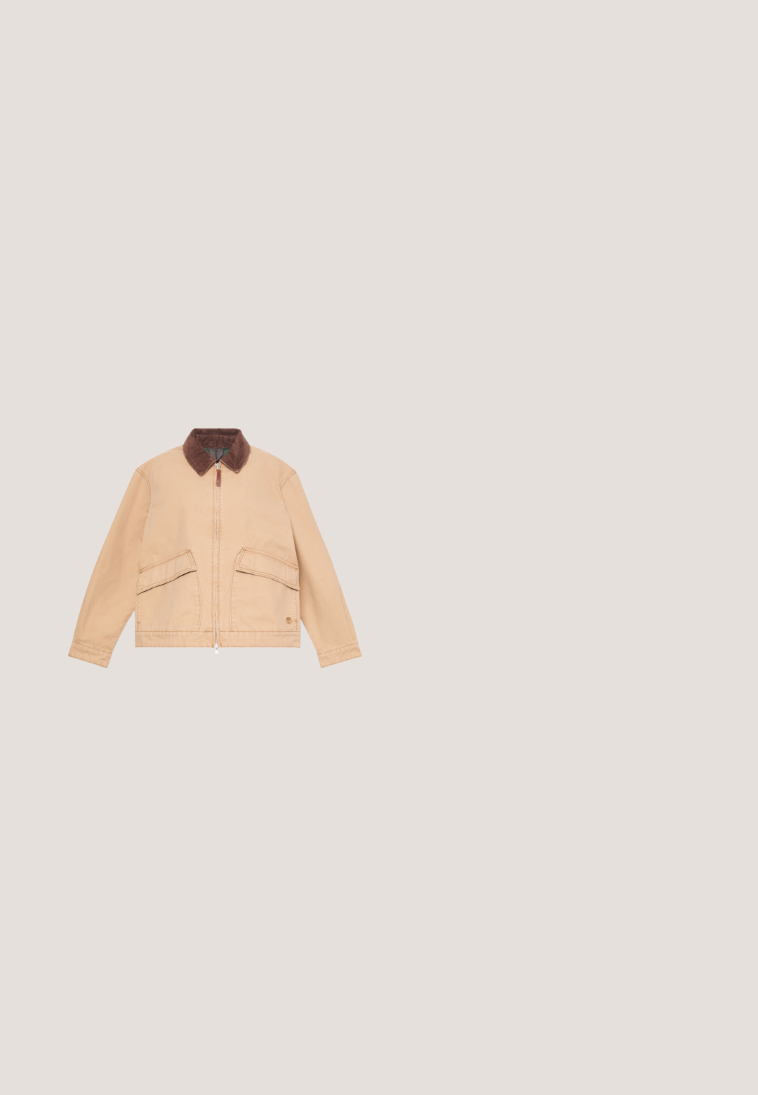 Beige lynlåsjakke med brun manchetkrave, to frontlommer med klap, lange ærmer og subtilt logo nær bundkanten.; Langærmet off-white Timberland polo sweatshirt med krave og lille logo på brystet, vist på hvid baggrund.; Hvid T-shirt med korte ærmer og lyseblå kanter på krave og ærmer, med et stort lyseblåt Vans-logo i midten.; Lyseblå denimjeans med lige pasform, fem lommer, knaplukning og subtile slidmærker foran.; Metallisk guld sneaker med hvide snørebånd, polstret krave og hvid sål. Glat læderfinish med subtile teksturdetaljer på siden.; Rosa lærredstaske med to skulderstropper, rektangulær form og logo patch foran. Materialet har en glat tekstur og holdbart design.