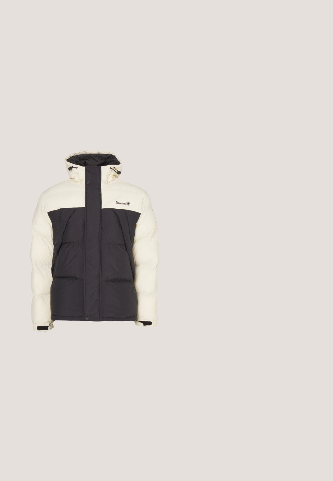 Gevoerde jas met een crèmekleurige bovenkant en een donkergrijze onderkant, voorzien van een hoge kraag, een verstelbare capuchon en voorzakken. Logo op de borst.; Gele katoenen hoodie met een kangoeroezak. Bevat een grafische print op de borst en een capuchon met trekkoord. Ribgebreide boorden en onderrand.; Paarse T-shirt met korte mouwen en ronde hals met klein wit Alpha Industries-logo op de linkerborst tegen een witte achtergrond.; Denim salopette met verstelbare schouderbanden, wijde pijpen en een voorzak met een label. Lichtblauwe kleur met een gestructureerde afwerking.; Bruine leren enkellaars met metalen oogjes, witte faux bont voering, zwarte gewatteerde kraag, robuuste zool en een reliëflogo aan de zijkant.; Compact zwarte crossbody tas met een verstelbare schouderband, een voorkant met ritssluiting en een klein wit Quiksilver logo label.