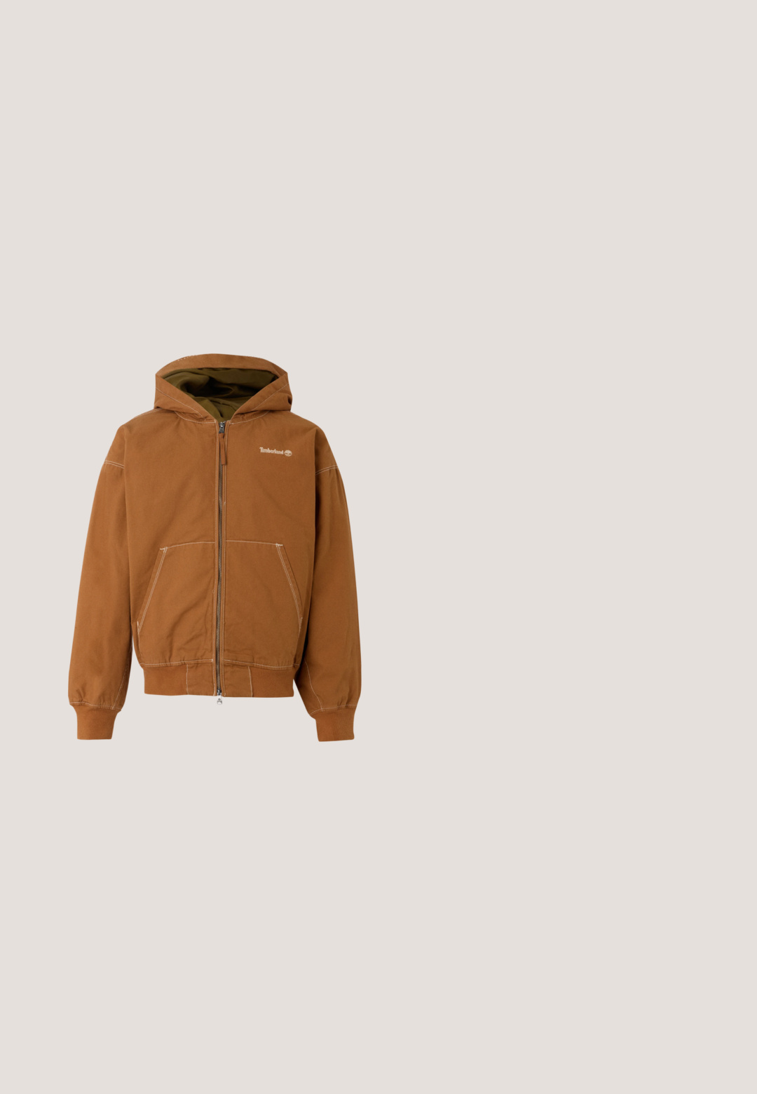 Hnedé zipsové mikina s podšitým kapucňou, prednými vreckami, rebrovanými manžetami a kontrastným šitím. Logo Timberland na hrudi.; Sivá mikina vyrobená z mäkkej látky. Má rebrované manžety a lem, okrúhly výstrih a malý zelený logotyp na ľavom rukáve.; Tričko s dlhým rukávom z ľahkej zelenej bavlny s okrúhlym výstrihom, ktoré má ľavé vnútorné vrecko na hrudi a nášivku s logom v oranžovej a bielej farbe.; Tmavomodré denimové džínsy s voľným, širokým strihom. Funkcie zahŕňajú zapínanie na gombík, predné vrecká a viditeľné švy.; Hnedé kožené ankle boot s kovovými očkami, bielym kožúškom vo vnútri, čiernym vypolstrovaným golierom, robustnou podrážkou a vyrazeným logom na boku.; Béžová plátená taška s dlhými rukoväťami a predným vreckom, s modrým textom „Wood Wood® Copenhagen, 2002 Not to Be Trusted“ vytlačeným hore nohami.