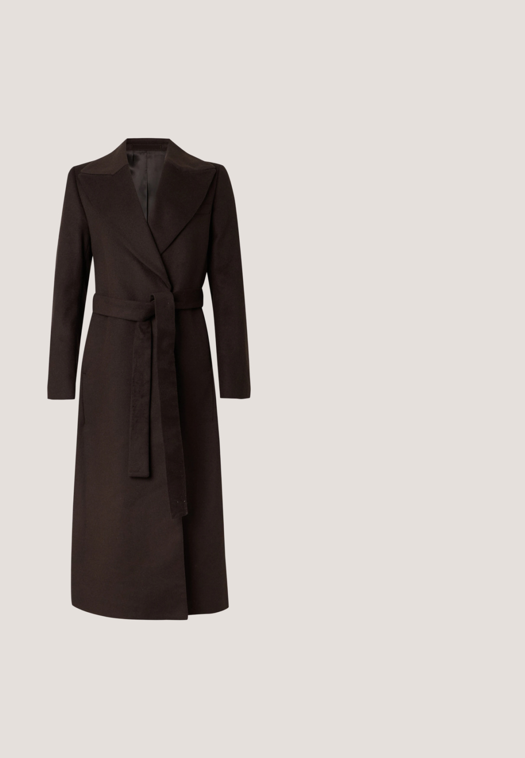Long manteau portefeuille brun foncé avec larges revers, manches longues et ceinture assortie nouée à la taille, présenté sur un fond clair uni.; Robe en tricot marron à manches longues avec un col haut et des fentes sur les côtés. Texture lisse et silhouette ajustée. Design simple et minimal.; Bottes brunes en daim hauteur genou avec un bout carré et un talon épais. Texture lisse et design ajusté, avec un bord sans couture en haut.; Lunettes de soleil teintées de brun avec une monture épaisse en écaille de tortue, des accents en métal doré et des verres carrés aux bords arrondis.; Sac à main marron foncé à texture crocodile avec une poignée supérieure, un détail de serrure dorée sur le devant et une bandoulière chaîne dorée sur fond blanc.; Collier doré avec pierres précieuses couleur ambre alternant ovales et rectangulaires, et fermoir mousqueton sur fond clair.