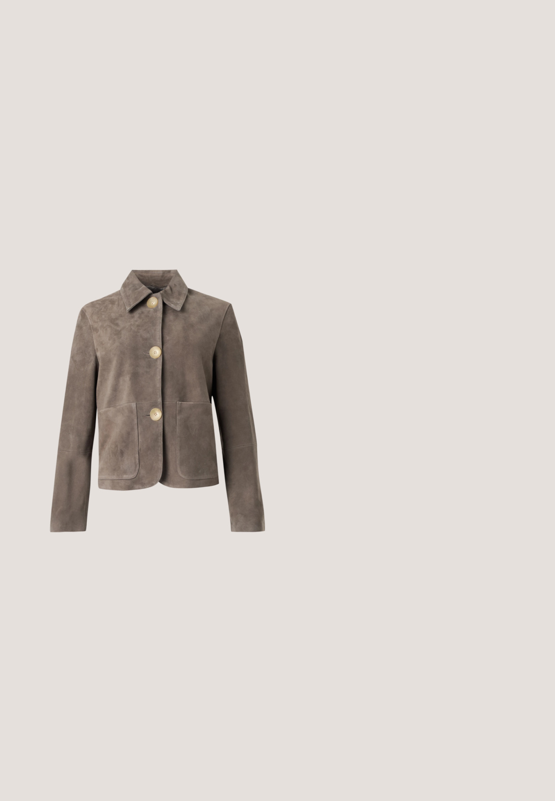 Taupekleurig suède jack met lange mouwen, drie grote beige knopen aan de voorkant, een kraag en twee opgestikte zakken vooraan.; Overhemd met knopen in een zwart-groen bloemenpatroon, met een kraagontwerp, lange mouwen en een gestructureerde stof.; Bruine linnen wijde broekspijpen met een gladde textuur, voorzien van een aansluitende tailleband en twee zijzakken. Het ontwerp biedt een losse silhouet.; Donkerbruine suède pumps met een puntige neus en lage hak, met een slanke hak en een gladde tan binnenvoering, weergegeven in profiel op een neutrale achtergrond.; Bruine suède schoudertas met gebogen klep en ronde gouden gesp, liggend op een wit oppervlak met de riem opgerold ernaast.; Drie glanzende gouden open manchetstijl ringen met gladde, gebogen oppervlakken, gerangschikt op een lichtgrijze achtergrond.