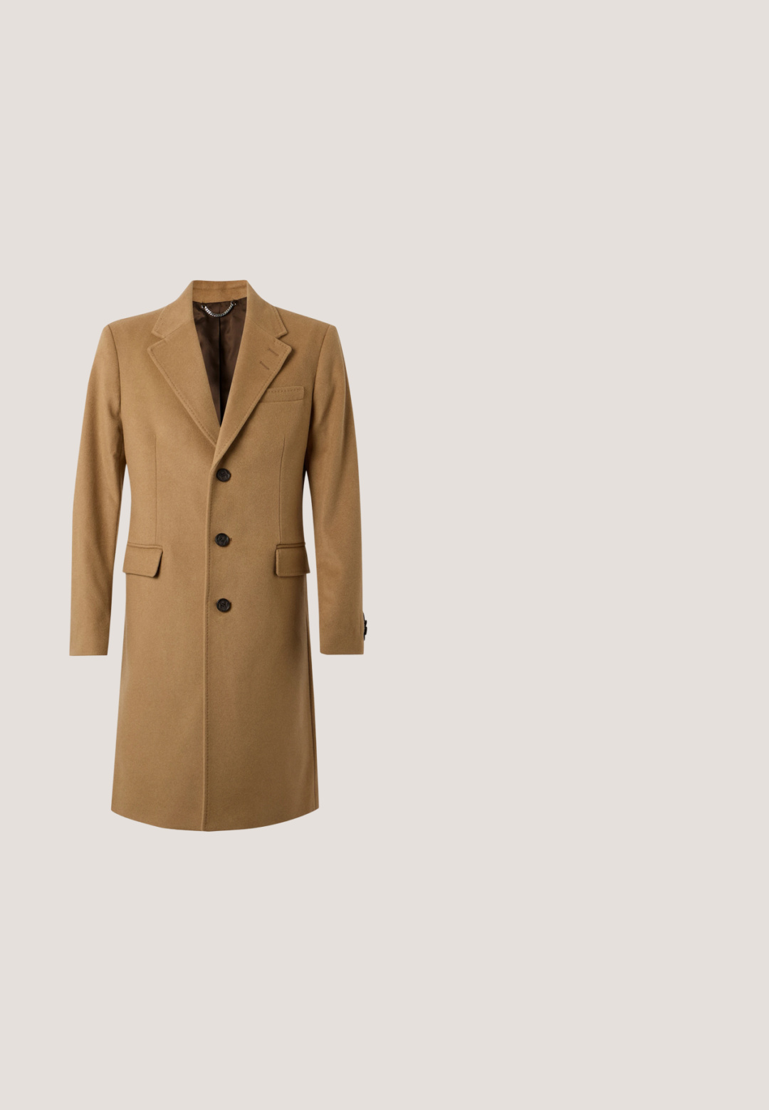 Enkeltknappet uldfrakke i kamelfarve med notch revers, tre sorte knapper, klaplommer og en brystlomme, vist på hvid baggrund.; Lysegrå strikket turtleneck sweater med ribbet krave og nederkant. Har lange ærmer og en klassisk pasform. Glat tekstur, ingen mønstre eller accenter.; Langærmet hvid skjorte lavet af bomuld, med en knap-down krave, brystlomme og almindelig pasform. Struktureret stof med en glat overflade.; forét Bukser - dark grey; Sort læder ankelstøvle med glat overflade, elastiske sidepaneler og en trækstrop. Rund tå og flad gummisål med minimal mønster.; Gråt uldent tørklæde med frynser i enderne og en lille hvid label nær den nederste kant på en ensfarvet baggrund.