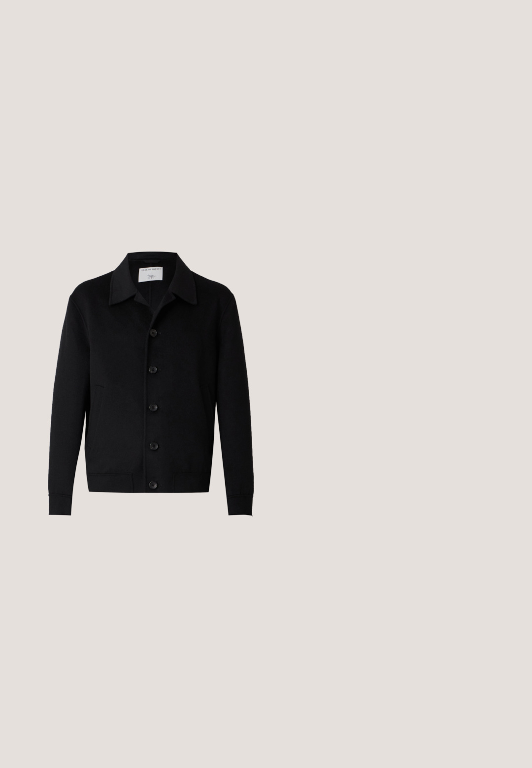 Veste noire à manches longues avec boutons, col et deux poches avant, étiquetée Tiger of Sweden.; Chemise noire en tricot à manches courtes avec boutons, rayures horizontales à tricotage ouvert à motifs et col style camp.; Pantalon noir ajusté à jambes droites avec plis devant, passants pour ceinture et fermeture par bouton à la taille.; Mocassin en cuir noir avec une finition brillante, bout arrondi, détails de couture subtils et semelle en caoutchouc épaisse pour la durabilité.; Sacoche d'ordinateur portable en cuir noir avec deux poignées supérieures, une bandoulière amovible, une surface texturée et une forme rectangulaire. Patch logo embossé visible.; Ceinture en cuir noir brillant enroulée avec une boucle métallique rectangulaire argentée sur un fond clair uni.