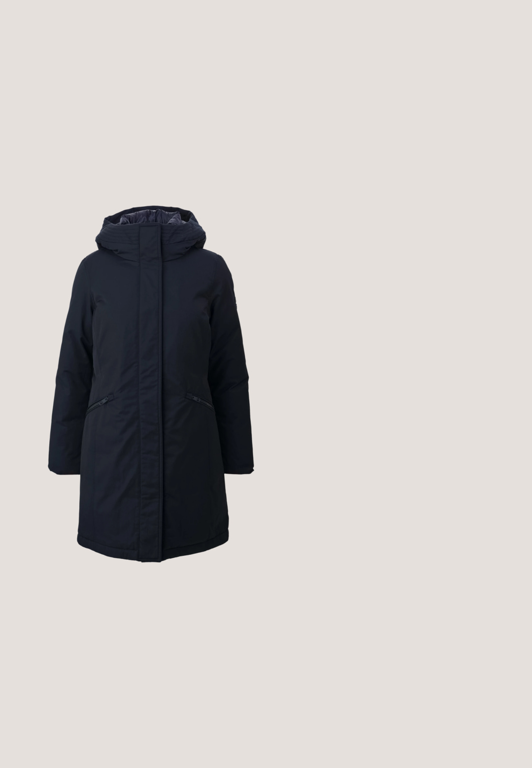 Navy gepolsterte Parkajacke mit Kapuze, Frontreißverschluss, zwei Seitentaschen und strukturiertem Finish. Lange Ärmel und knielanger Schnitt.; Kürzer geschnittenen Pullover in Creme mit roten und schwarzen Rautenmuster. Mit geripptem Saum, Rundhalsausschnitt und dem Text "TOMMY GIRL" über der Brust.; Dunkelblaue, weit geschnittene Jeans mit hoher Taille, ausgestattet mit goldenen Nähten, einem vorderen Knopfverschluss und zwei Seitentaschen.; Schwarze Leder-Ankle Boots mit Blockabsatz, elastischem Seitenpanel, Zuglasche und kleinem goldenen Logo an der Oberseite.; Schwarze Ledertasche mit strukturiertem Design, kurzen Griffen und einem abnehmbaren Schultergurt. Mit einem goldenen Logo-Akzent an der Vorderseite.; Ohrringe aus Gold- und Silber-Ton mit verflochtenen, kreisförmigen Gliedern und poliertem Finish. Kompaktes Design mit glatter Oberfläche.