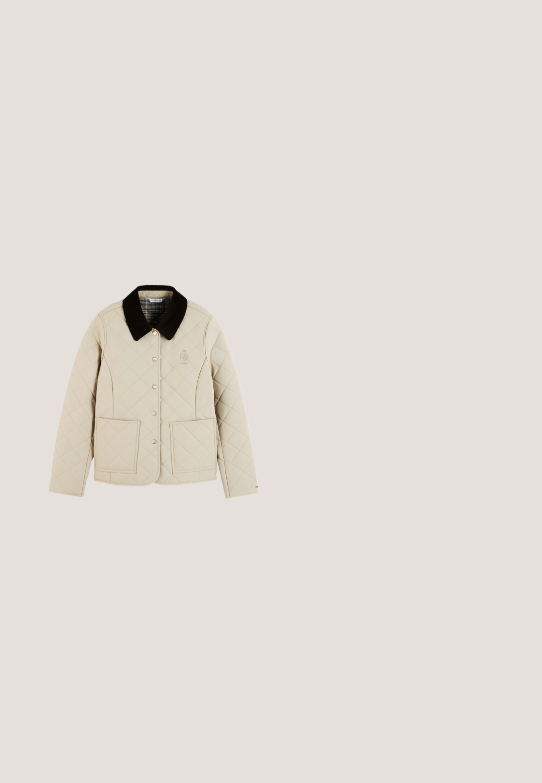 Chaqueta acolchada beige con cuello negro, botones delanteros, dos grandes bolsillos cuadrados y logotipo sutil en el pecho.; Suéter de punto a rayas en azul marino y blanco con cuello, puños y bajo acanalados, que cuenta con un pequeño logo bordado en el pecho.; Vaqueros de mezclilla azul claro con un diseño de pierna recta, que presentan cinco bolsillos, un cierre de botón y un ligero desvanecimiento en la parte delantera.; Botín negro de tobillo con panel lateral elástico flotando sobre azulejos cuadrados de madera con piedras en un entorno exterior.; Bolso bandolera de cuero negro con cremallera y herrajes dorados, con rayas rojas, blancas y negras y un logo dorado "TH" en el bolsillo delantero.; Pendientes de aro en tono plata con un diseño liso y redondeado, y un pequeño acento de franjas rojas, blancas y azules. Sujetador de presión seguro.