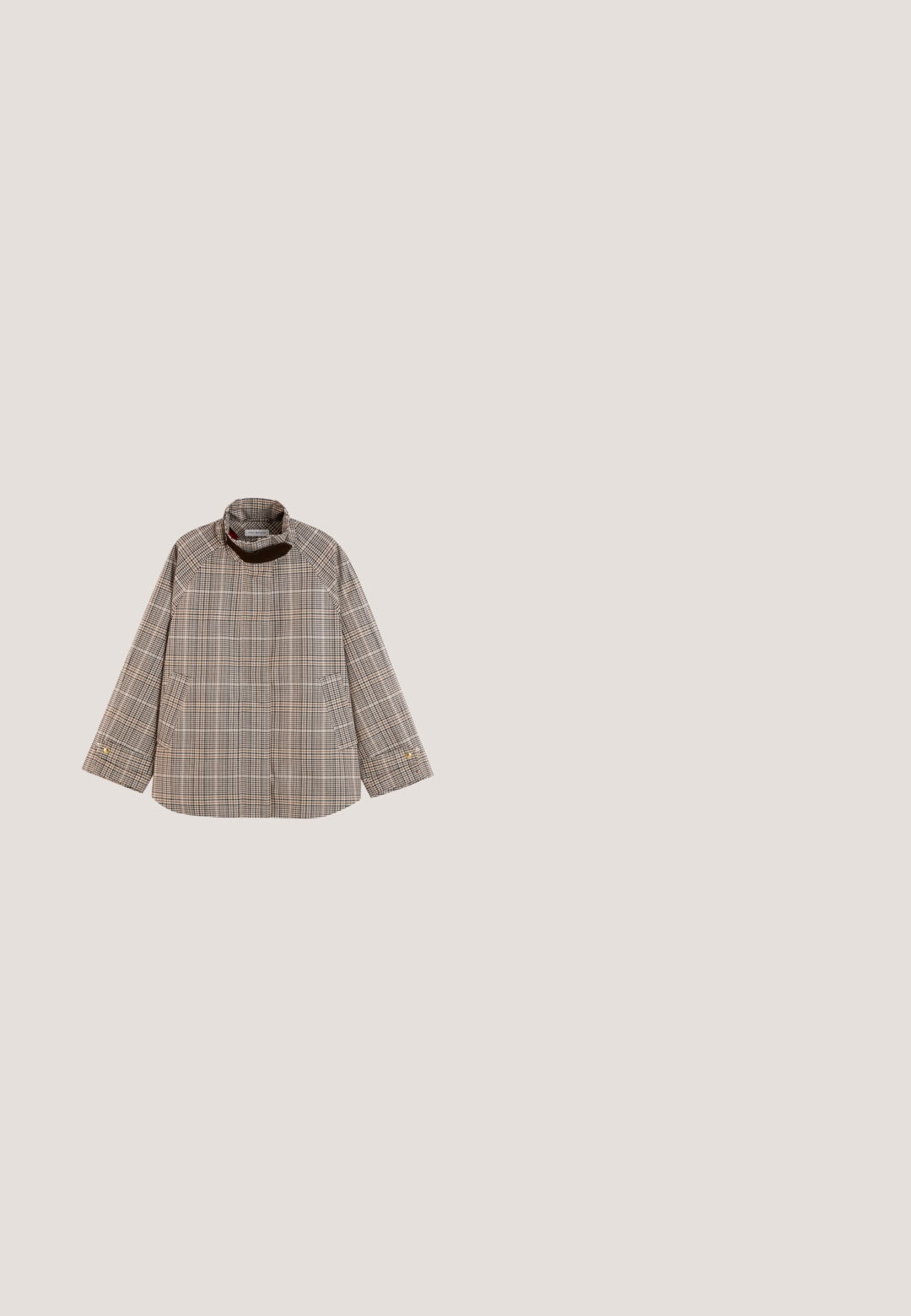 Veste à manches longues marron et beige à carreaux avec col montant et deux poches avant, posée à plat sur fond blanc.; Pull en col roulé marron fabriqué en tissu tricoté doux. Il possède des manches longues, une coupe ajustée et une texture subtile avec une petite étiquette de marque en bas.; Robe en maille avec un col roulé et une couche supérieure courte de couleur gris foncé. Présente une texture côtelée et une fermeture à boutons sur le devant. Ourlet asymétrique.; Bottes en suède marron jusqu'aux genoux avec un panneau latéral lisse et des accents texturés. Dotées d'une semelle en caoutchouc épaisse pour une meilleure adhérence.; Lunettes de soleil carrées avec verres à dégradé foncé et montures et branches au motif écaille sur fond uni.; Sac à main en cuir marron texturé avec deux poignées, une bandoulière amovible et un logo doré "Lancaster Paris" sur le devant.