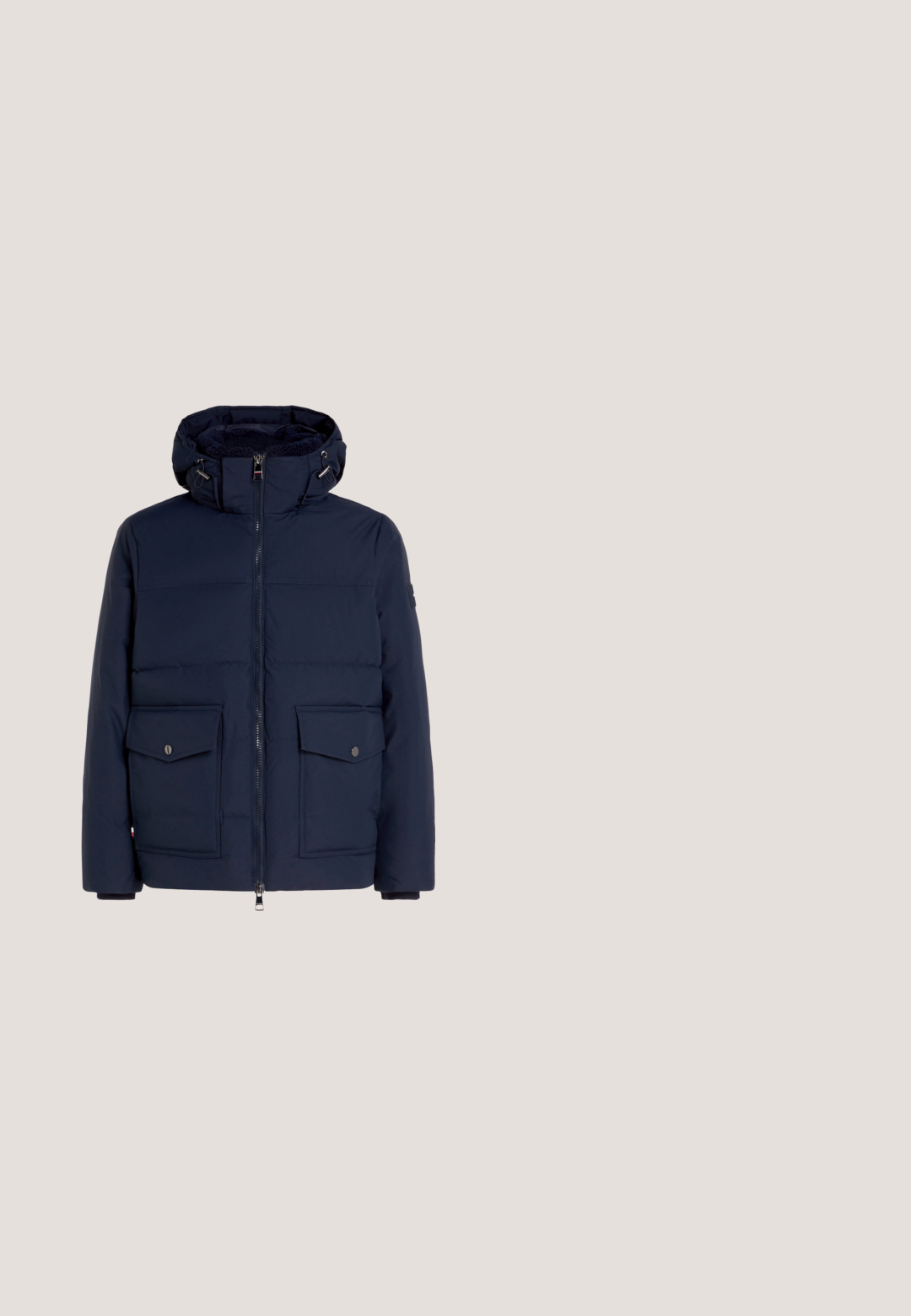 Mørkeblå dunjakke med lynlås fortil, en pelsforet hætte og to store klaplommer. Har glat stof og elastiske manchetter.; Sort pullover-sweater med et tekstureret, ribbet design. Har en høj krave og en kort lynlås. Lille logodetalje på brystet.; Hvid T-shirt med korte ærmer med rødt kanter på krave og ærmer, med et Tommy Jeans-logo og teksten "Stolt af at være Jeans!" på forsiden.; Sorte denimjeans med lige ben, forlommer, bæltestropper og knaplukning på ensfarvet baggrund.; Sorte læder ankelstøvler med rund tå, kontraststing, snørebånd fortil og en cremefarvet gummi sål. Har en pull-tab ved hælen.; Sort tekstureret crossbody-taske med front-lynlåslomme og fastgjort mindre pung, begge med en diskret præget geometrisk mønster og et lille flaglogo.