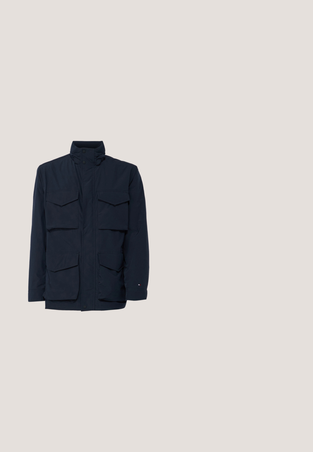Mørkeblå jakke med høj krave, trykknaplukning og fire forlommer. Lavet af et glat, vejrbestandigt stof.; Marineblå sweatshirt lavet af tekstureret bomuld. Har en rund hals, lange ærmer og ribbede manchetter. Branding vises på brystet.; Kortærmet skjorte med knapper, blå og hvid ternet mønster, spredt krave og hvide knapper ned foran.; Beige, lette bomuldsbukser med plisset front, knaplukning og lige ben, der har en glat tekstur og ingen synlige mønstre.; Stuart Weitzman BURT - Loafers - auburn; Blå lærredstaske med lynlåslomme foran, dobbelte skulderremme og rektangulær form. Har en diskret mærkeetiket.
