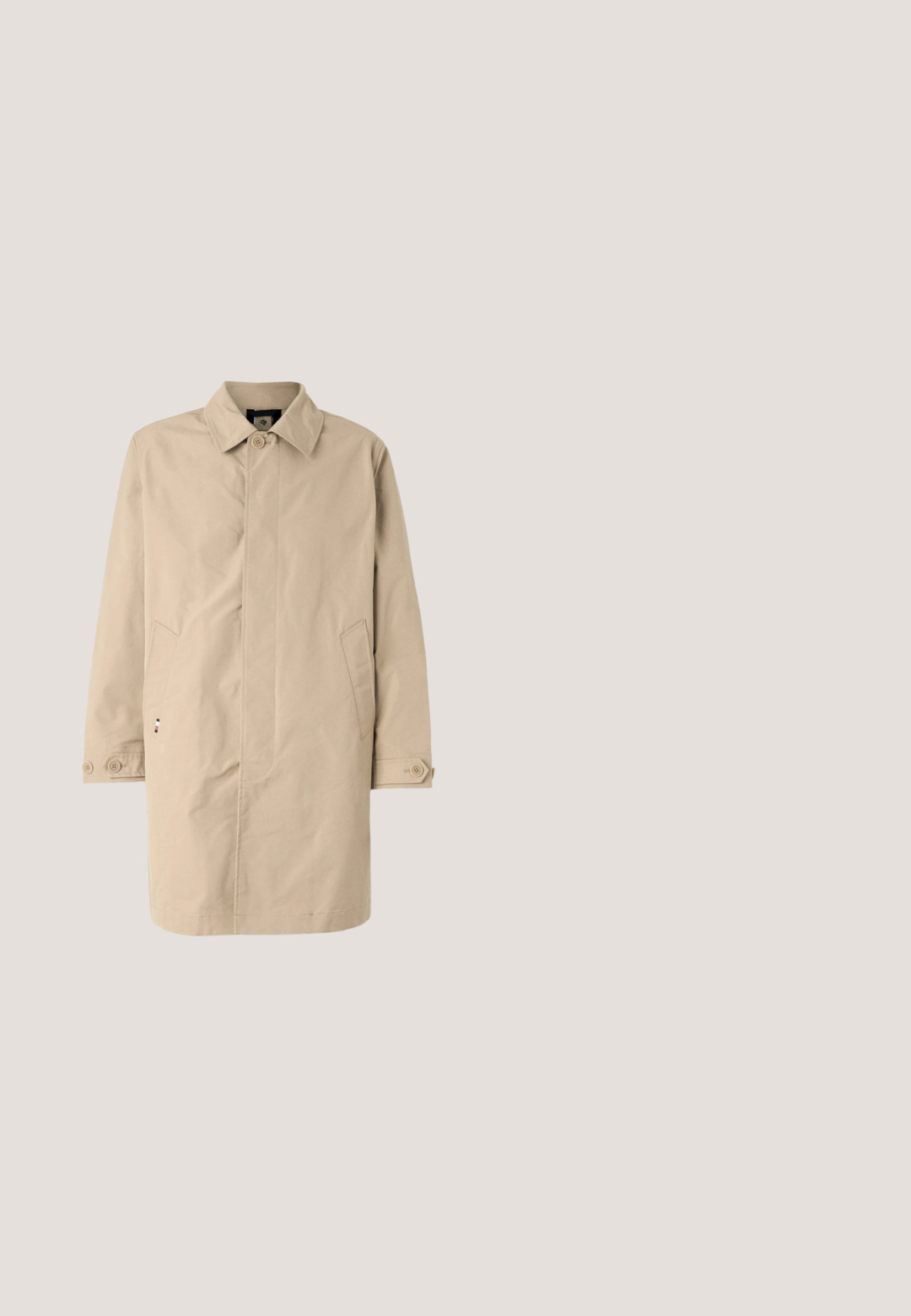 Beige, knielange jas met een kraag, lange mouwen en zijzakken. Met knoopsluitingen en een gladde, geweven stof met een eenvoudig ontwerp.; Lichtblauwe gebreide trui met lange mouwen, ronde halslijn en een klein logo op de borst. Zachte textuur en een standaard pasvorm.; Lichtgroen gestreept shirt met lange mouwen, met een button-down kraag, featuring witte knopen en een klein logo op de borst. Zachte katoenstof.; Lichtblauwe denim jeans met een recht model, voorzien van vijf zakken en een knoopsluiting. Zichtbare stiksels en rafelige zoomdetails.; Bruine suede instappers met een ronde neus, zwarte rubberen zool en een kleine hak. Voorzien van decoratieve stiksels op de bovenkant.; Tote bag van wit canvas met marineblauwe accenten. Voorzien van twee stevige handvaten en een logo patch op de voorkant. Rechthoekige vorm.