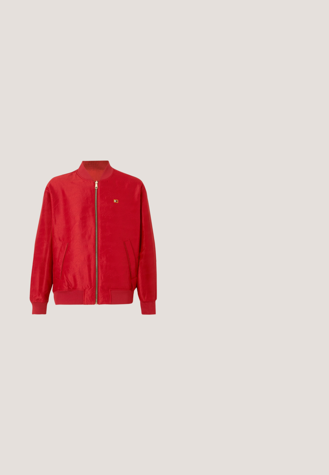Rød bomberjakke med en glat stof, frontlynlås, ribbet krave og manchetter samt sidelommer. Lille logo detalje på brystet.; Grå strikket sweater med flettemønster. V-hals design, sort ribbede kanter ved krave og nederkant. Har et lille sort logo på brystet.; Sort-hvid ternet langærmet skjorte med knapper foran, krave og brystlomme med lille sort logo-patch.; Sorte bomuldsblandingsbukser med lige ben-design, enkelt knaplukning og bæltestropper. Glat tekstur, ingen synlige mønstre.; Herresko i læder med brogue-detaljer i rød, hvid og grå med dekorative perforeringer, hvide snørebånd og en træhælk på en hvid baggrund.; Brun læderbælte med en sølv rektangulær spænde, der har en glat overflade og et minimalistisk design. Calvin Klein mærket er synligt.