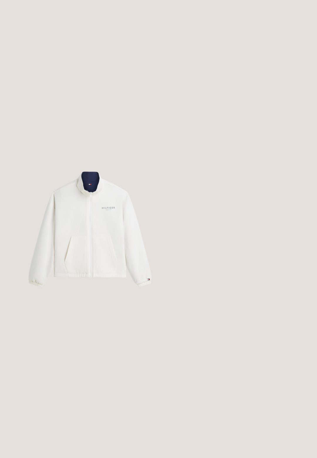 Witte jas met rits, opstaande kraag, voorzakken, elastische boorden en "Hilfiger"-logo op de borst en mouwboord.; Beige pullover met lange mouwen, een kwart rits en een klein gekleurd logo op de linkerborst, met geribbelde boorden en zoom.; Lichtblauw poloshirt met korte mouwen, witte gestreepte kraag en mouwboorden, met klein Tommy Hilfiger-logo op de borst.; Beige shorts van een katoenmix met een elastische tailleband en trekkoord, voorzien van twee zijzakken en een klein logo-op-patch op de zoom.; Bruine leren enkellaarzen met een gladde textuur, witte rubberen zool en zwarte veters. Voorzien van een trekhaak aan de achterkant en Contrasterende stiksels.; Beige rechthoekige crossbodytas met een groene band en een frontpatch waarop 'Calvin Klein New York City' staat in groene letters.