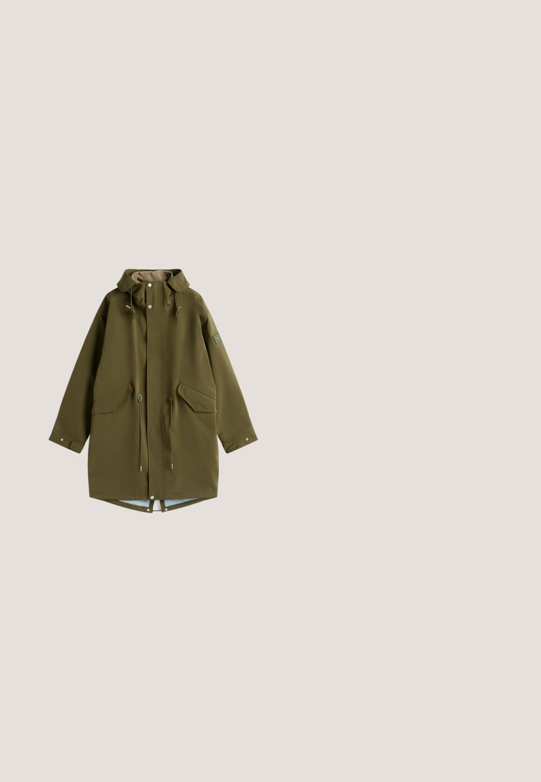 Olivengrøn vandtæt parka med justerbar hætte, sidelommer og knap/lukninger med trykknapper. Glat stof med let inderfor.; Beige, ribbet striktrøje med V-hals og lange ærmer. Har en afslappet pasform og tekstureret stof for ekstra varme og komfort.; Tan knapkrave skjorte med lange ærmer, to brystlommer og et lille mærke. Lavet af bomuld med en blød tekstur og klassisk kravedesign.; Cargo bukser i olivengrøn, lavet af bomuld, med lige ben design, der har sidelommer og en lynlås lomme på venstre ben.; Brune læder Chelsea støvle med struktureret overflade, elastiske sidepaneler, trækstropper og robust sål. Lave profil med afrundet tå.; Brun læderbælte, glat tekstur, sølv metalspænde, størrelse 110, med flere huller til justering, rullet i en sløjfe.