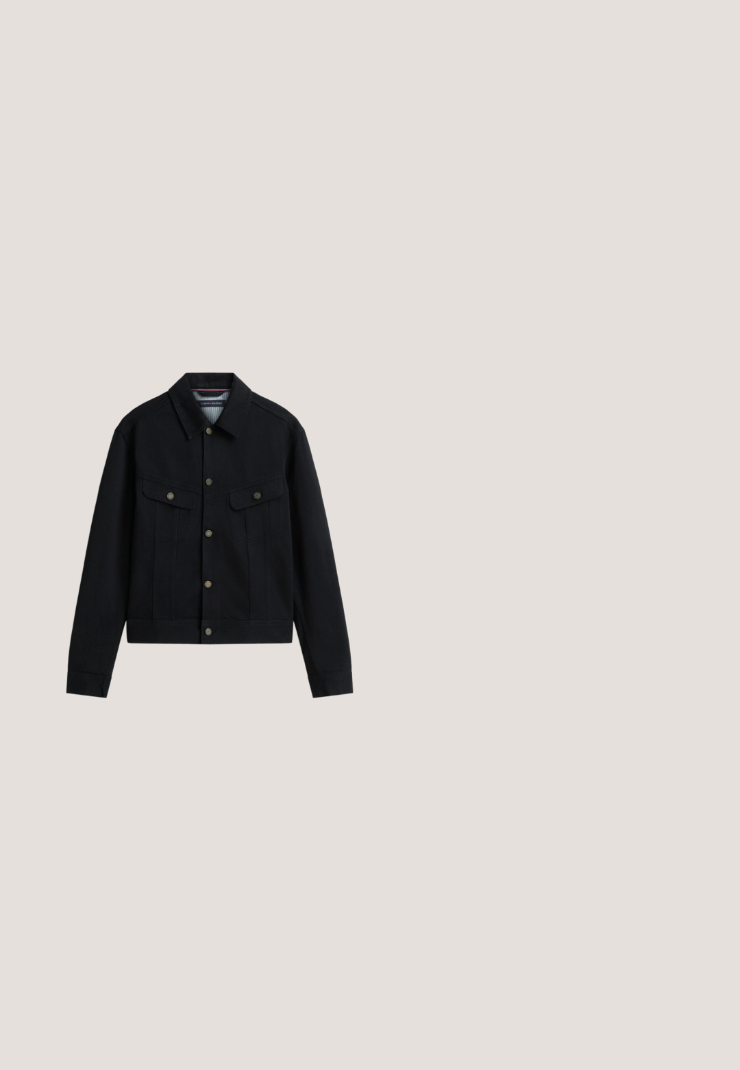 Zwarte jas met knopen, kraag, lange mouwen en twee borstzakken met knopen, getoond op een witte achtergrond.; Bordeauxrode poloshirt met lange mouwen, drie knopen en klein geborduurd logo op de linkerborst.; Donkerblauwe denim jeans met rechte pijpen, vijf zakken, lussen voor een riem en zichtbare stiksels, plat gelegd op een witte achtergrond.; Zwarte leren schoenen met een gladde afwerking, ronde neus en vetersluiting, gecombineerd met textuurrijke bruine broek. Vanuit een laag perspectief gezien.; Zwarte laptoptas met een getextureerde afwerking, dubbele handvatten, verstelbare schouderriem, voorvak met ritssluiting en subtiel logodetail.; Zwarte leren riem met witte stiksels, opgerold en voorzien van een zilverkleurige rechthoekige gesp met een klein rond pareldetail.