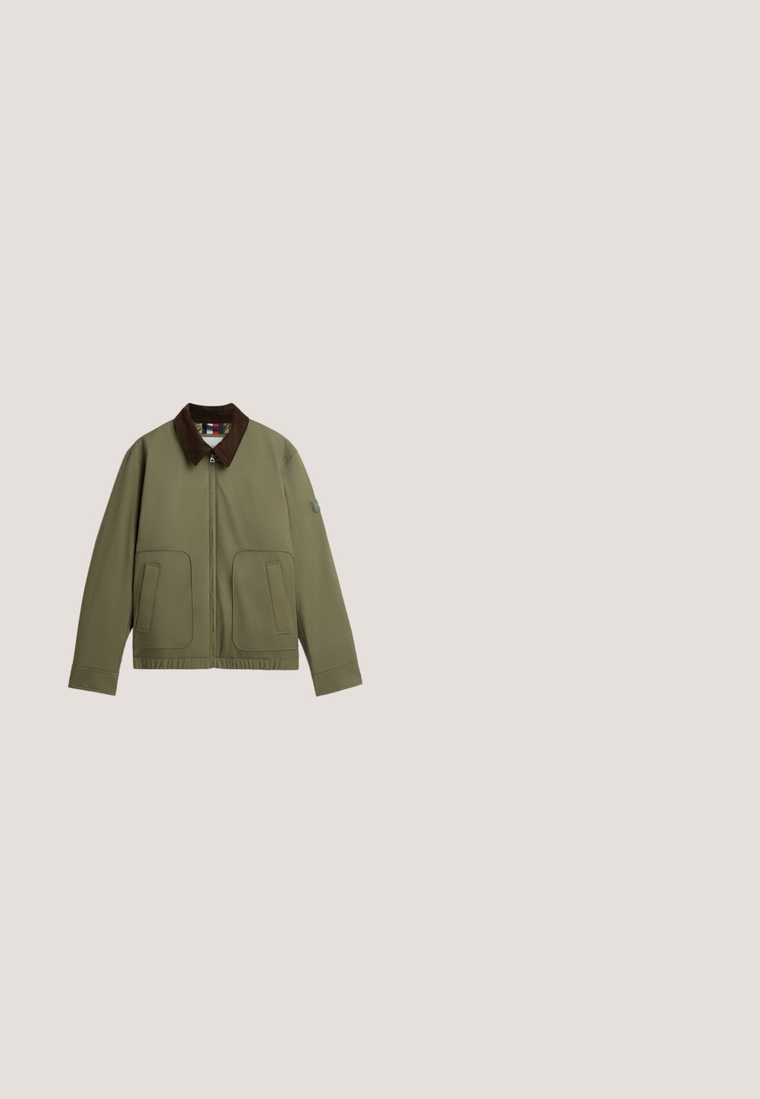 Veste vert olive avec col marron foncé, fermeture éclair avant, deux grandes poches frontales, manches longues et ourlet élastique à la taille.; Pull à col rond côtelé bleu marine avec des manches longues et un petit logo Tommy Hilfiger brodé sur la poitrine.; Chemise crème à manches longues avec des rayures subtiles, une poche poitrine ornée d'un petit logo rouge, blanc et bleu, et un col boutonné.; Jeans en denim bleu foncé avec une coupe droite, dotés d'un zip et de boutons en métal, ainsi que d'accents de rivets en cuivre. Texture lisse, sans motifs visibles.; Bottines en cuir marron avec un col noir, œillets en métal et semelle grise robuste. Comprend un logo sur le côté et des détails cousus.; Sac bandoulière en tissu beige avec une forme rectangulaire, une poche zippée à l'avant et un écusson de marque. Il est doté d'une bandoulière réglable et de détails de couture.