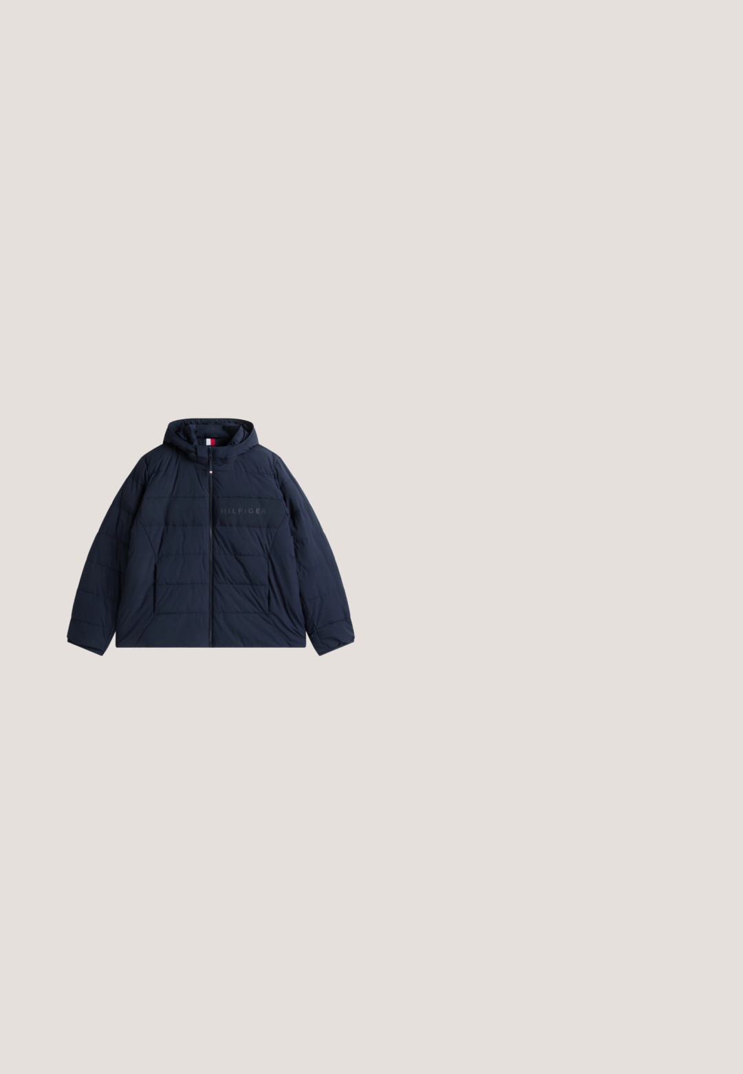 Mørkeblå polstret hættetrøje med frontlynlås og diskret "Hilfiger" branding på brystet.; Marineblå zip-neck sweater lavet af ribbet materiale. Har en opretstående krave og raglanærmer. Løs pasform med en lige kant.; Hvid T-shirt med korte ærmer og rund hals, med lille Tommy Hilfiger-logo på venstre bryst.; Sorte jeans lavet af bomuld, med klassisk snit, fem-lomme design og metalknaplukning. Glat tekstur med lige ben.; Sorte læder- og ruskinds herreankelstøvle med snørebånd, polstret krave, robust sål og diskret trikolore detaljer på hælen.; Sort læder crossover taske, rektangulær form, tekstureret overflade, frontmærkning, justerbar rem, lille trikolor accent i bunden.