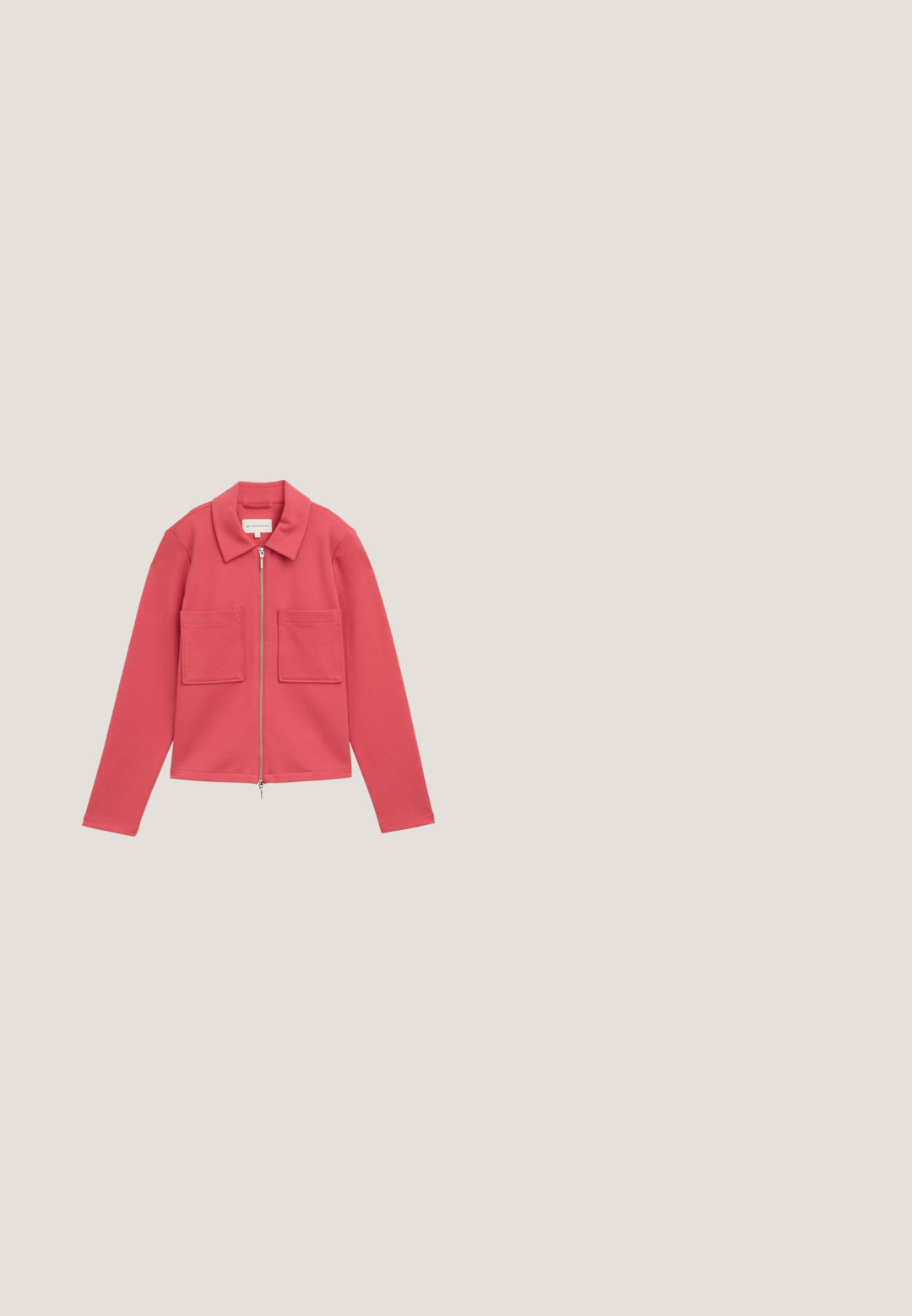 Veste zippée rose en tissu texturé, avec un col et deux poches plaquées à l'avant.; Sweat-shirt rose en tissu doux, avec un col rond, des manches longues, des poignets côtelés et un petit logo "pour toujours" en orange.; T-shirt rose à manches courtes en tissu doux, affichant le mot "soleil" dans des teintes et polices variées sur le devant. Col rond.; Pantalons légers roses avec une taille élastique, cordon de serrage et deux poches latérales ; texture douce et silhouette fuselée.; Baskets en daim rose avec des lacets blancs et un bord supérieur blanc. La semelle est épaisse avec un accent tressé autour de la base, présentant une finition texturée.; Sac en bandoulière rose clair en cuir lisse, doté d'un fermoir à rabat, d'une bandoulière réglable et d'accents en matériel décoratif.