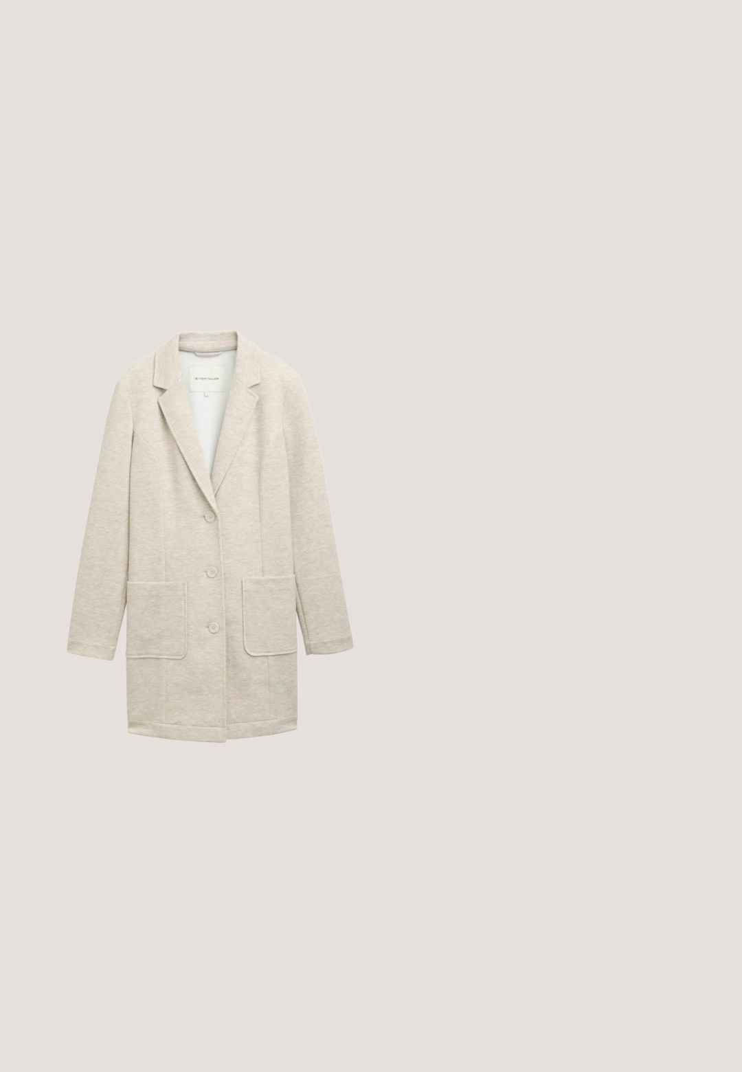Lys beige blazer lavet af struktureret stof med en notch-lapel, frontknaplukning og to store påsydede lommer.; Beige cardigan lavet af tekstureret strikstof, med lange ærmer og åben frontdesign. Ingen lukninger eller udsmykninger er synlige.; Hvid langærmet skjorte med rund halsudskæring og et subtilt beige abstrakt mønster centreret på forsiden.; Beige slim-fit jeans i bomuld med fem knapper, forlommer og diskrete syninger. Glat tekstur og tætsiddende design.; Hvide lædersneakers med rund tå, tekstureret rillet sål og ensfarvede snørebånd. Har et diskret logo og en glat overflade.; Cremefarvet lædertaske med en glat overflade, der har et enkelt topgreb og en justerbar skulderrem, afsluttet med en top lynlås lukning.